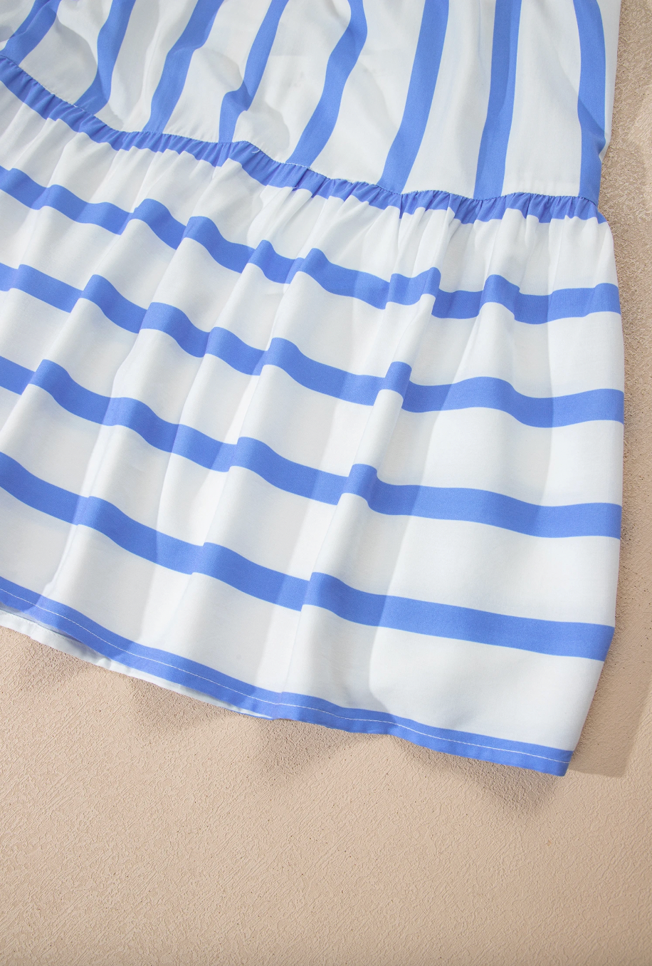 Robe longue bleu ciel à rayures, col cranté et manches courtes bouffantes
