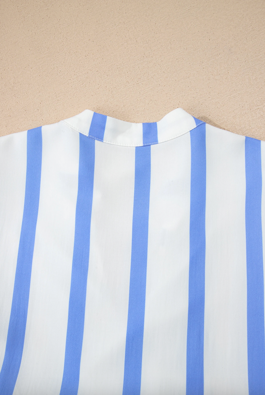 Robe longue bleu ciel à rayures, col cranté et manches courtes bouffantes