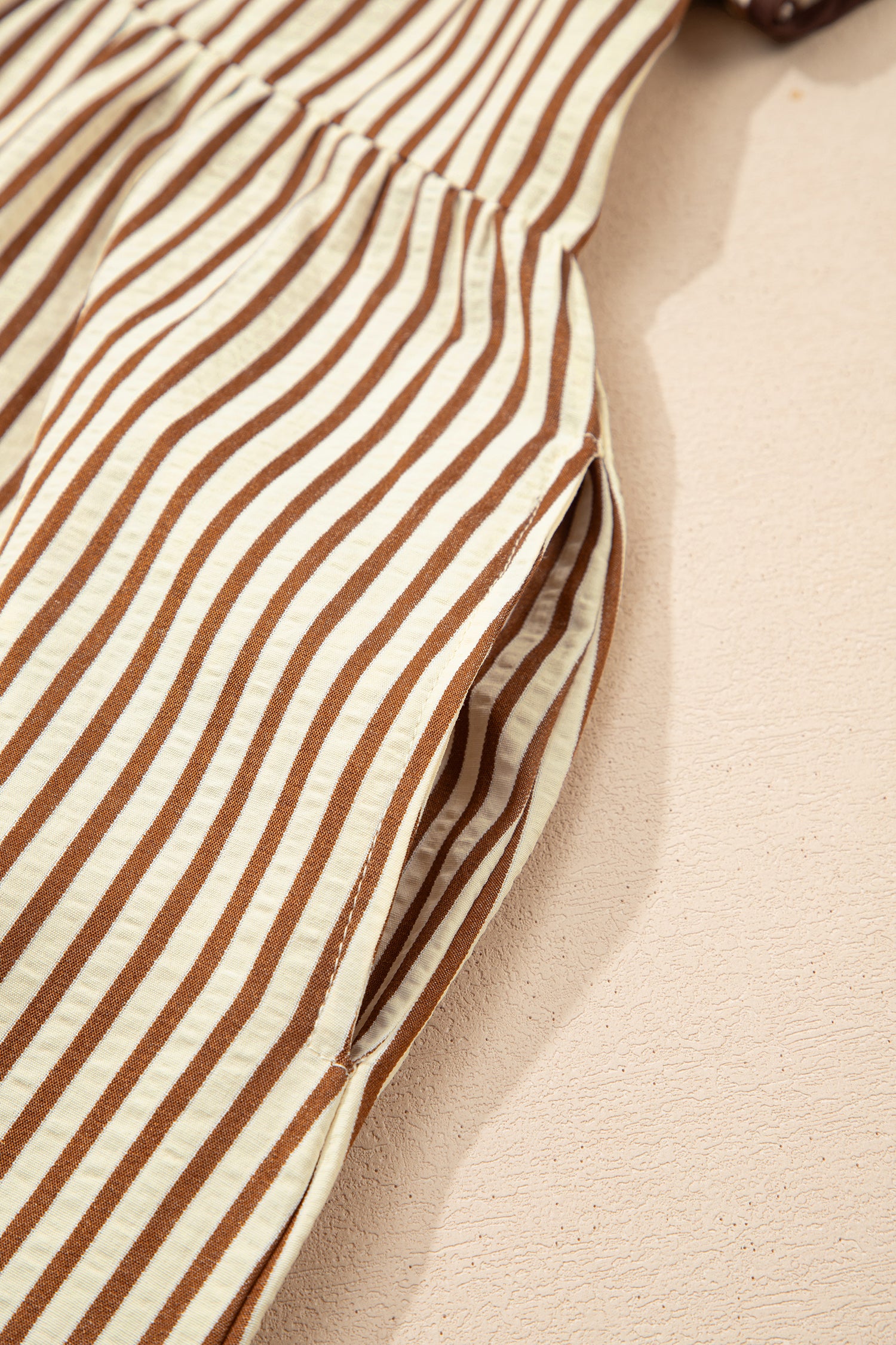 Robe midi à rayures brunes, col en V et manches courtes à volants