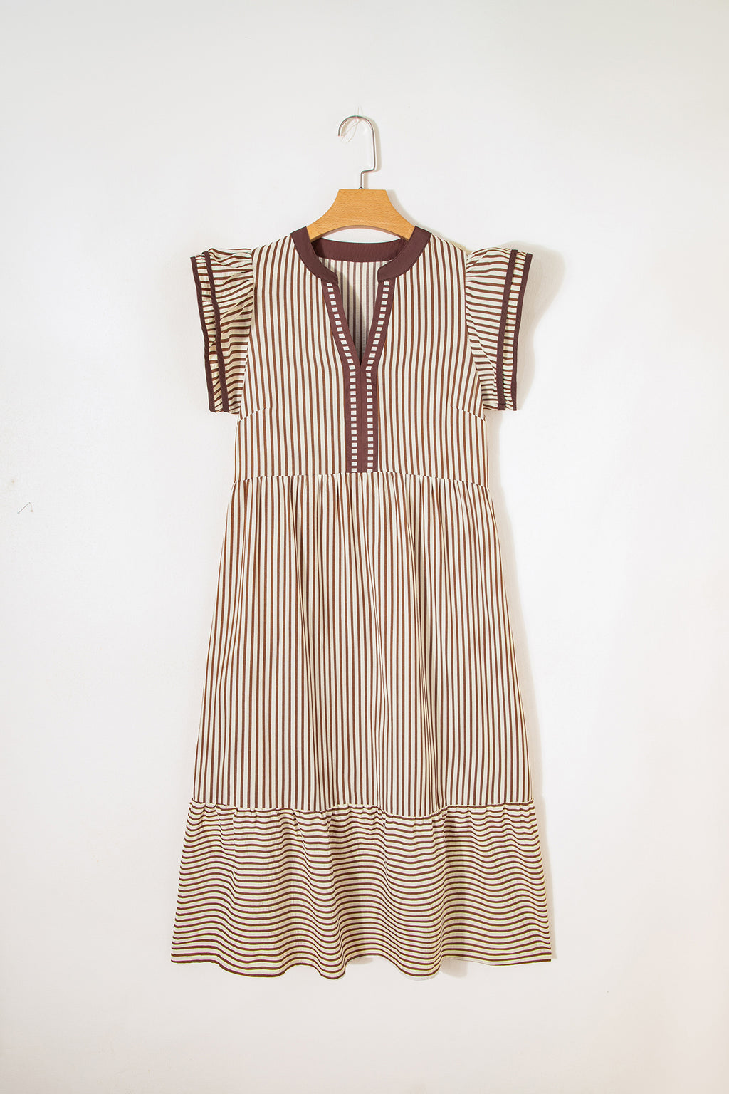 Robe midi à rayures brunes, col en V et manches courtes à volants