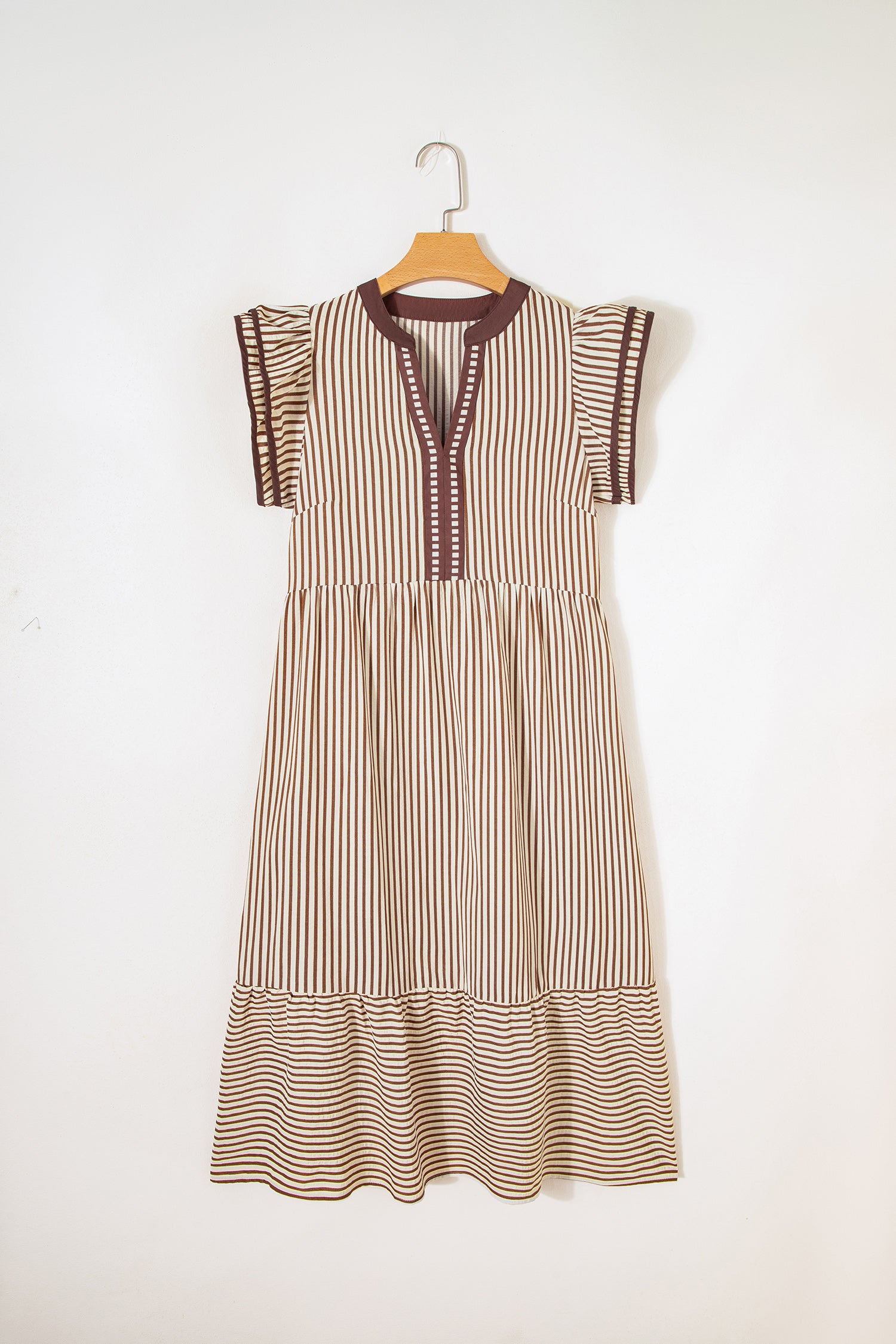 Robe midi à rayures brunes, col en V et manches courtes à volants