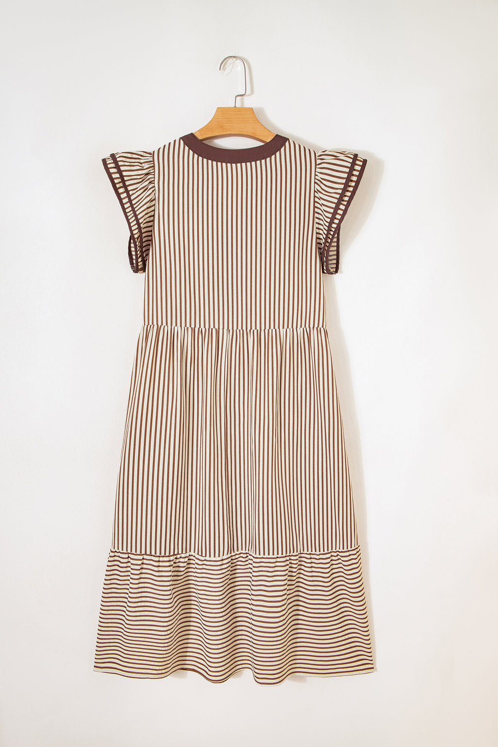 Robe midi à rayures brunes, col en V et manches courtes à volants