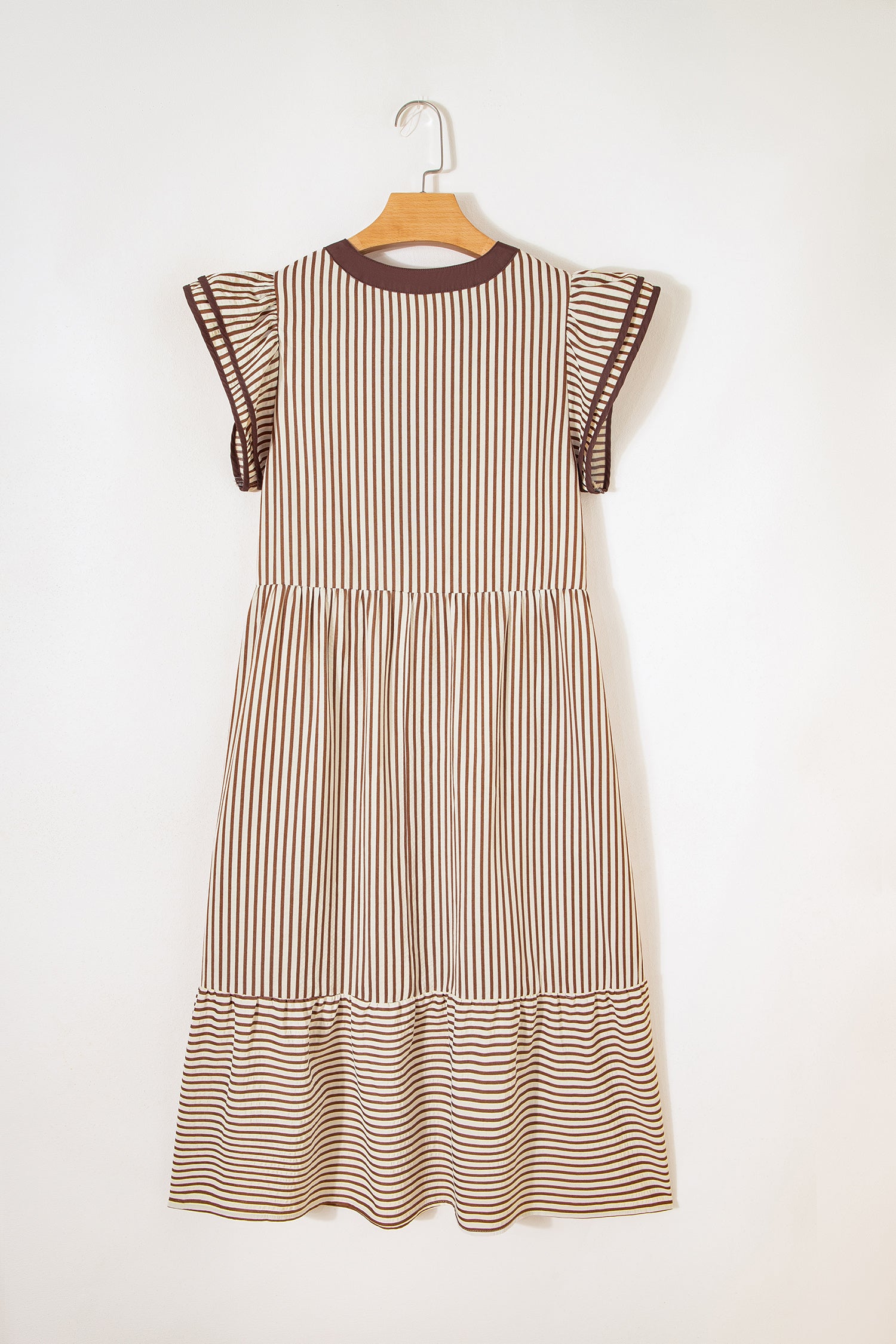 Robe midi à rayures brunes, col en V et manches courtes à volants