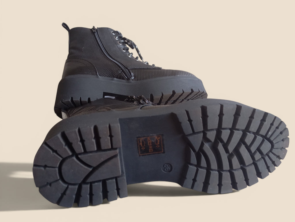 Superbes Bottines chaussures femme/fille Bullboxer taille 36 noires neuves style croco