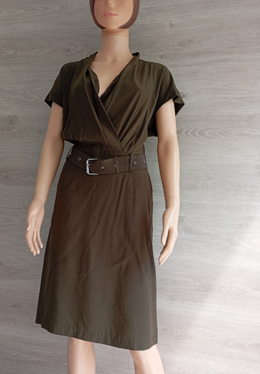 Robe Lutz & Patmos 100% Soie Kaki – Élégance Minimaliste