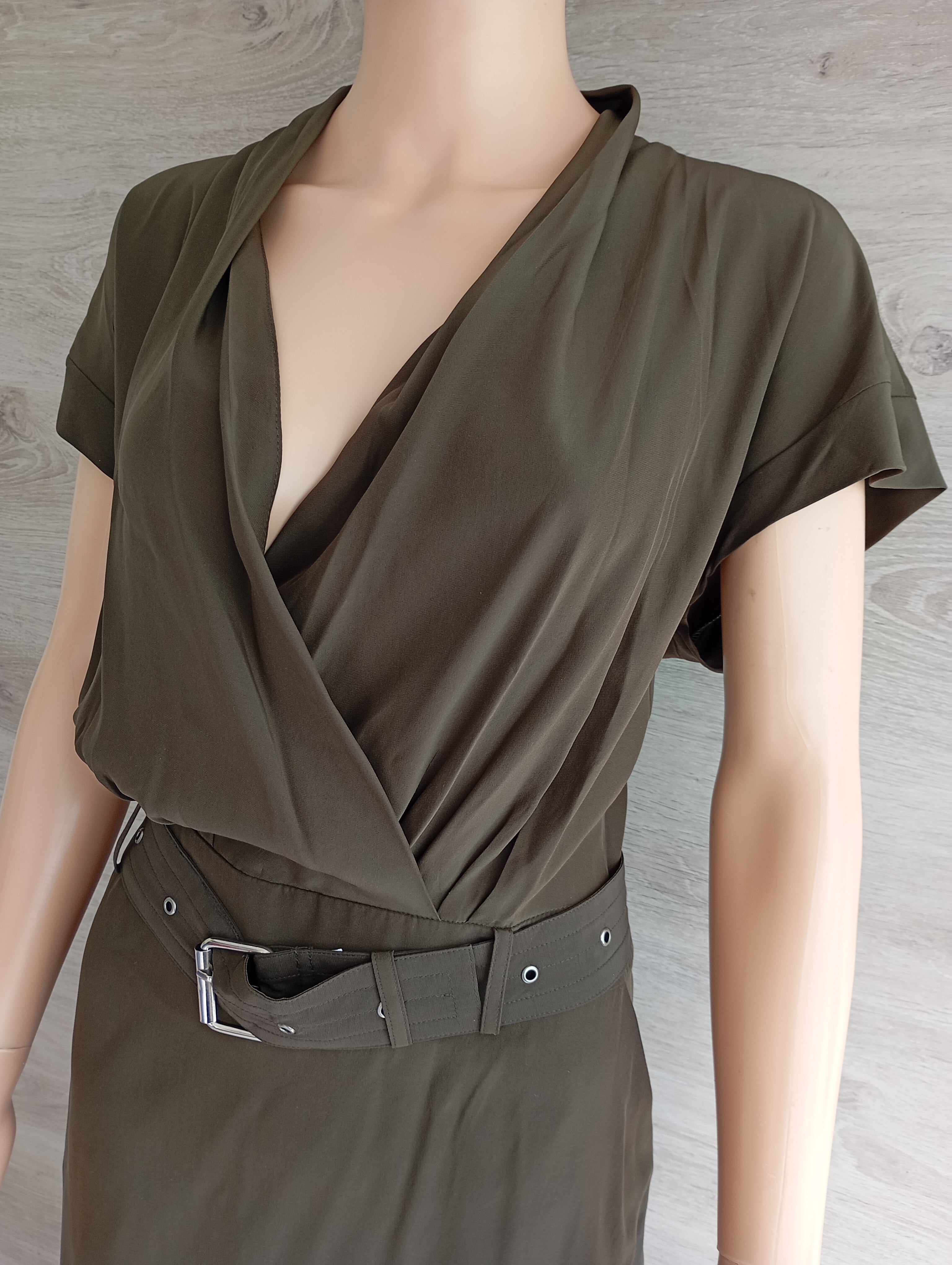 Robe Lutz & Patmos 100% Soie Kaki – Élégance Minimaliste