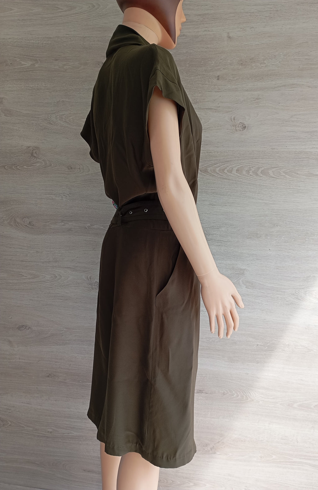 Robe Lutz & Patmos 100% Soie Kaki – Élégance Minimaliste