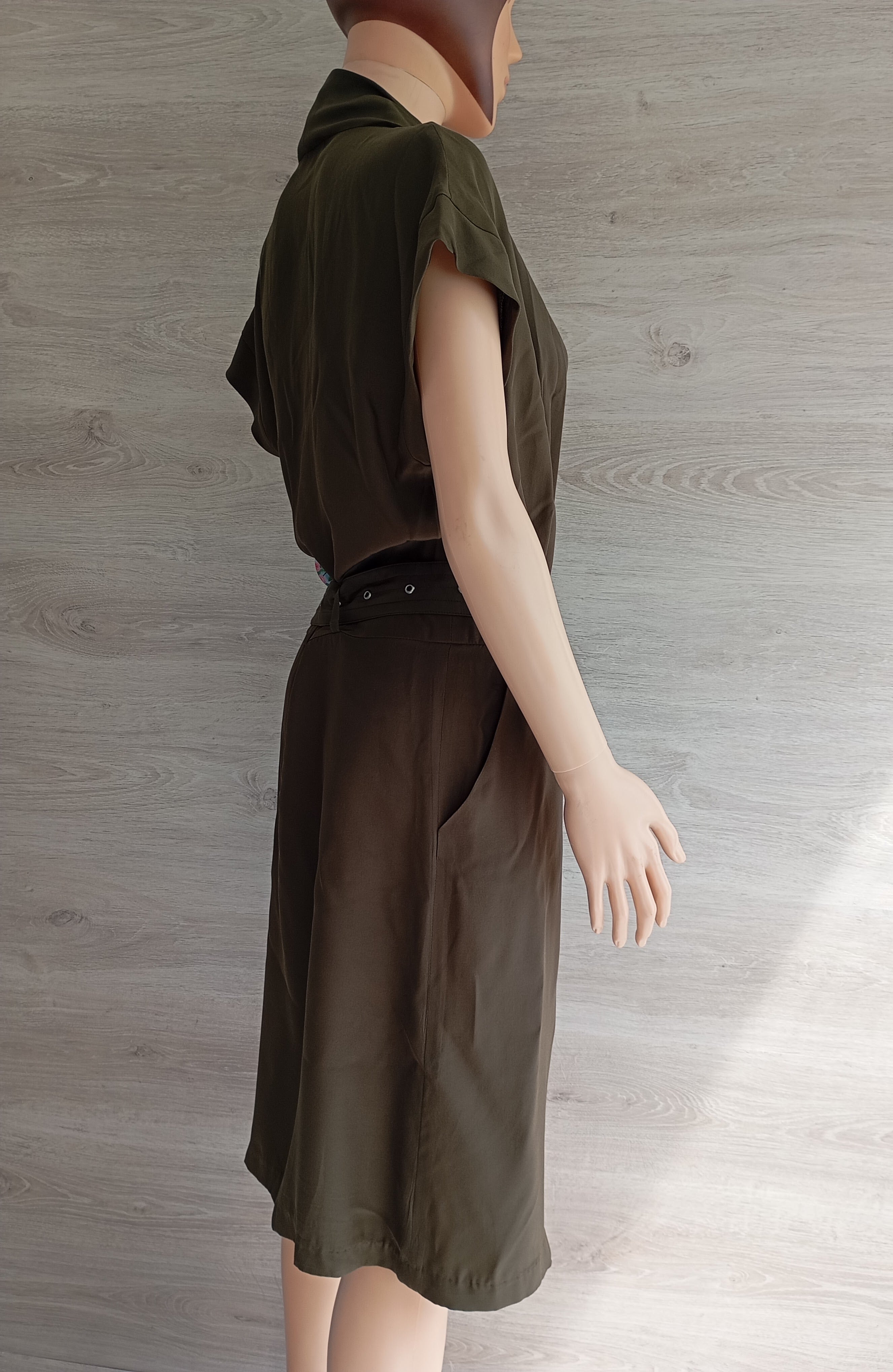 Robe Lutz & Patmos 100% Soie Kaki – Élégance Minimaliste