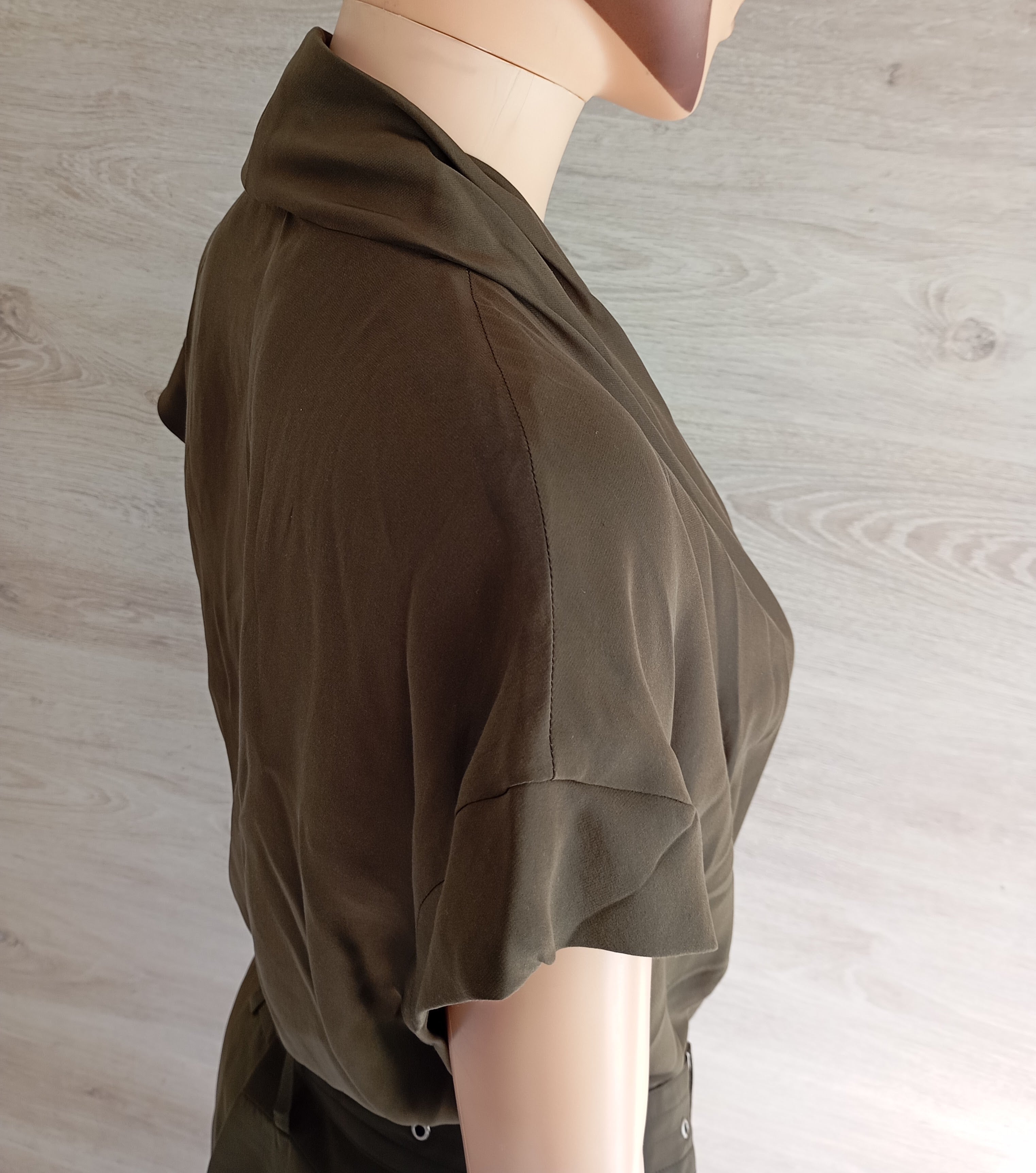 Robe Lutz & Patmos 100% Soie Kaki – Élégance Minimaliste