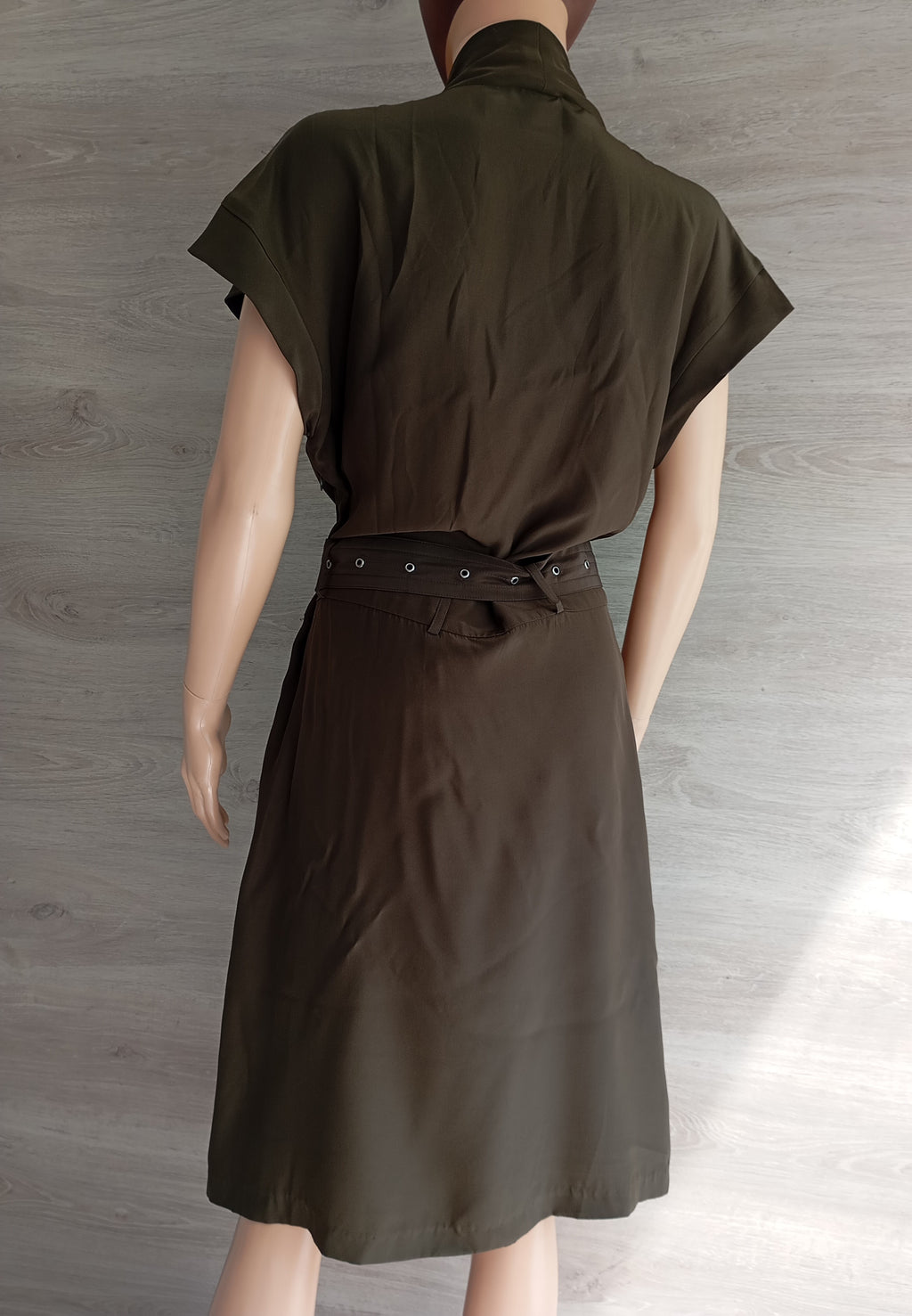Robe Lutz & Patmos 100% Soie Kaki – Élégance Minimaliste