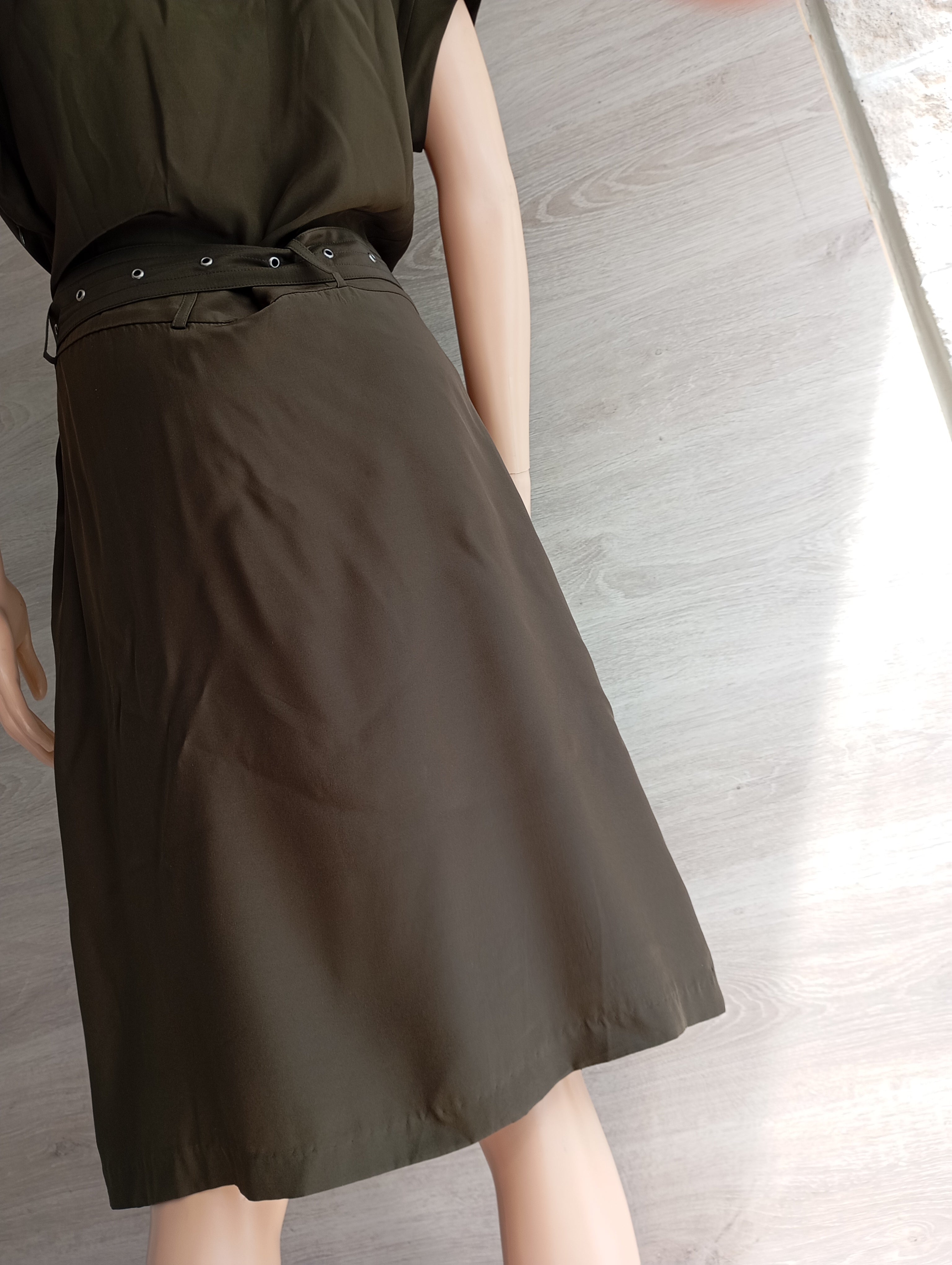 Robe Lutz & Patmos 100% Soie Kaki – Élégance Minimaliste