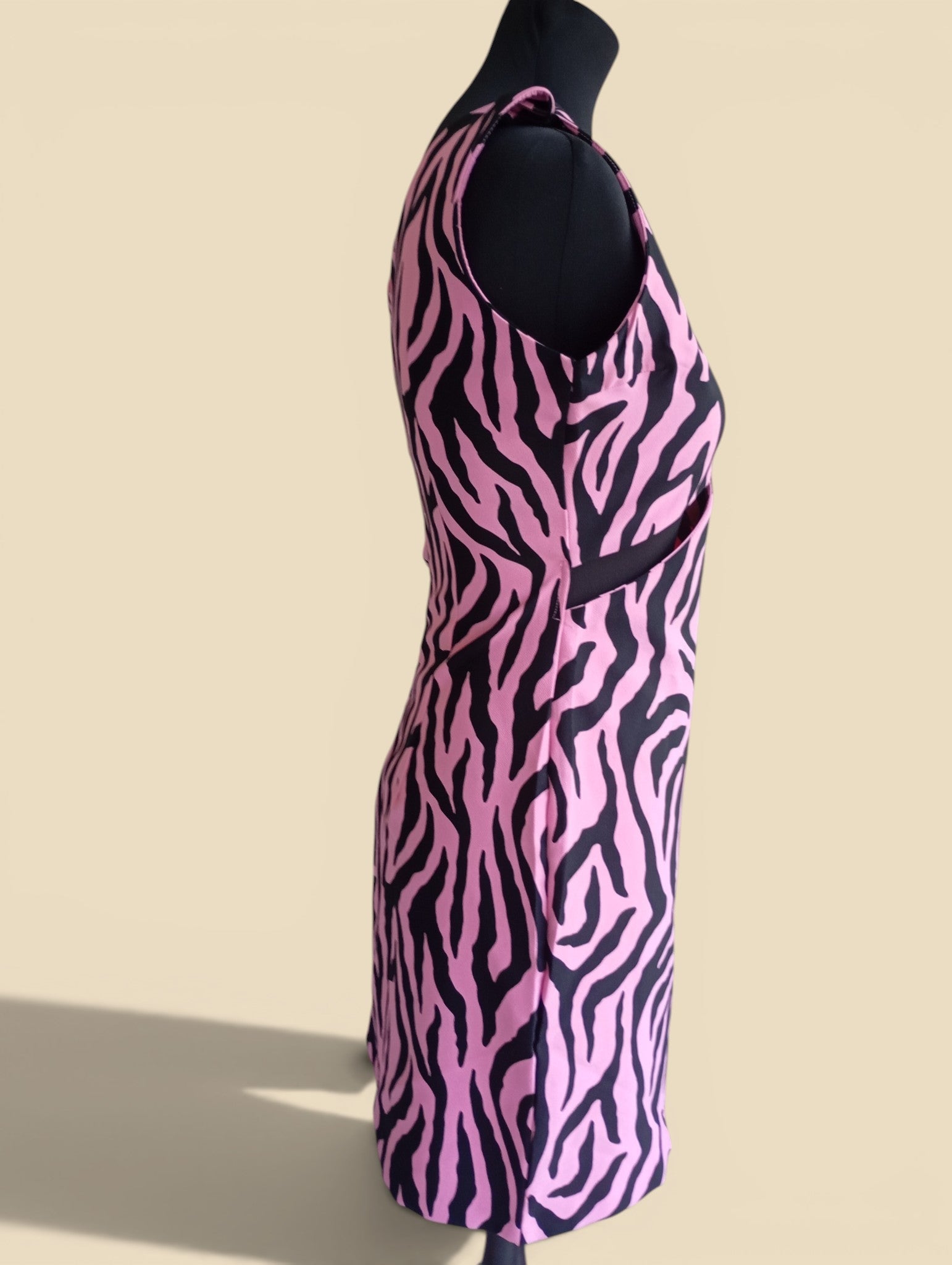 Superbe robe Calliope – Taille M - Fushia et noir - motif zébré