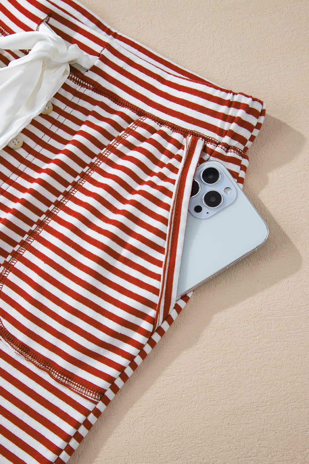 Ensemble loungewear rayures rouges — Top boutonné col en V & pantalon à nœud