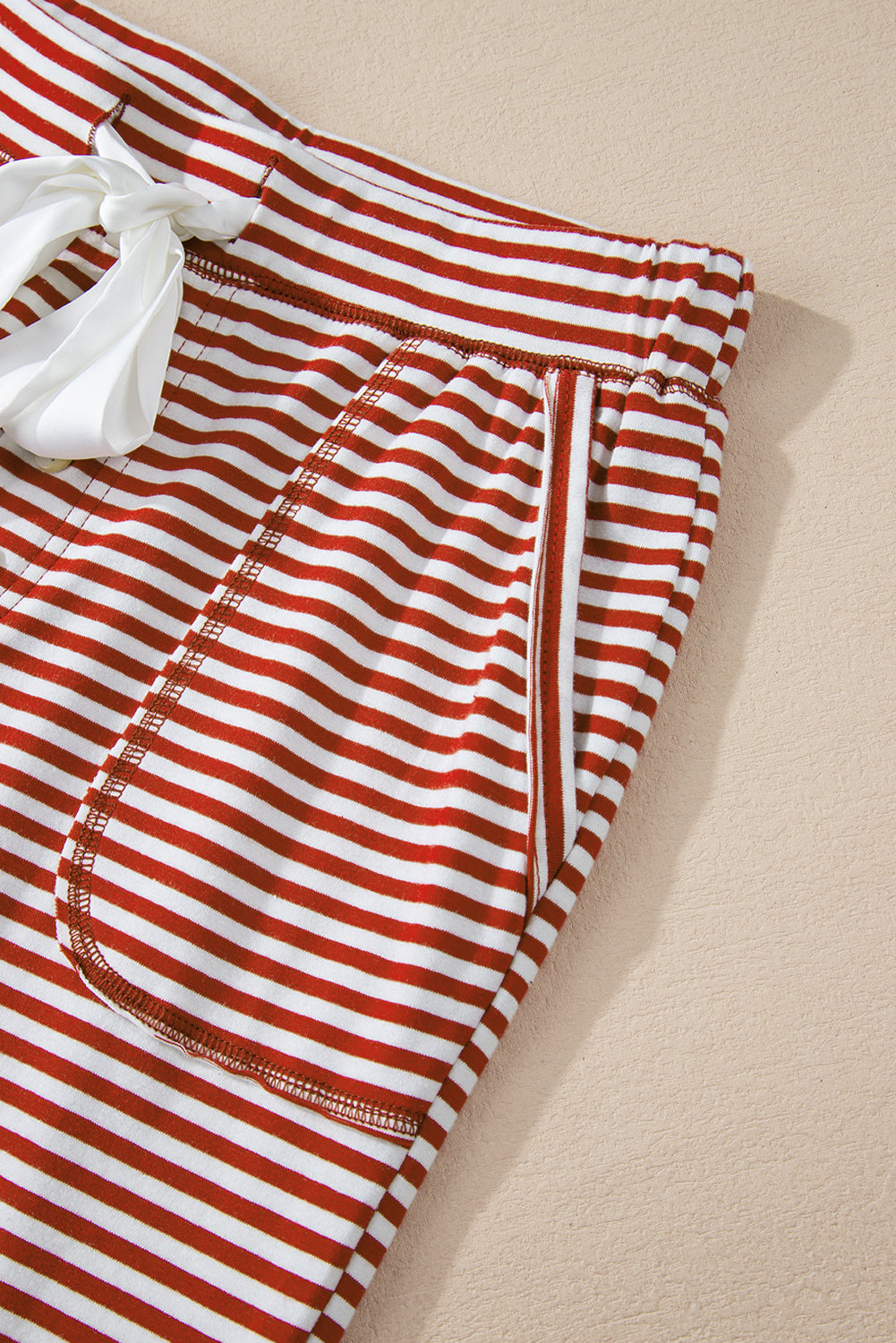 Ensemble loungewear rayures rouges — Top boutonné col en V & pantalon à nœud