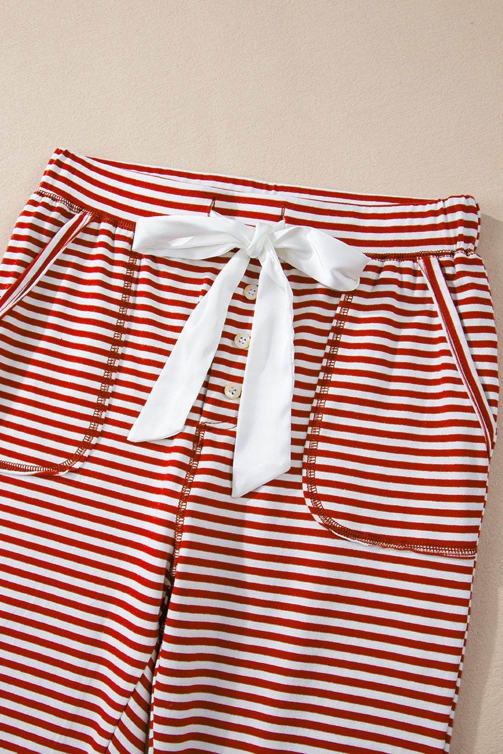 Ensemble loungewear rayures rouges — Top boutonné col en V & pantalon à nœud