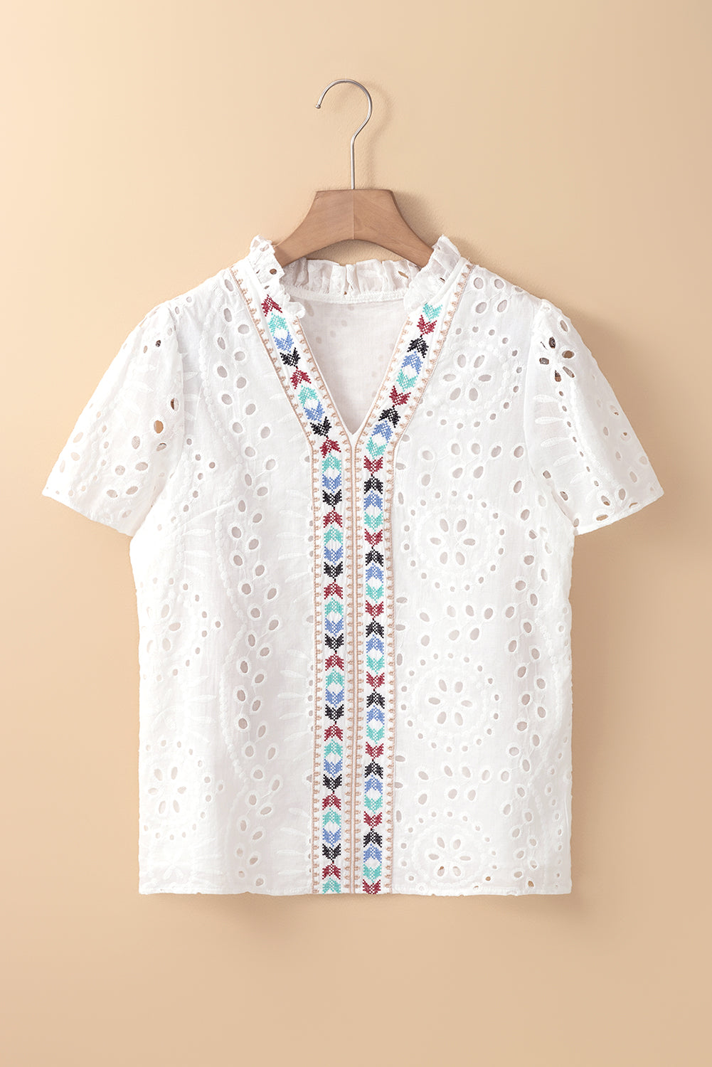 Chemisier Blanc Bohème – Col V, Motif Géométrique & Découpes