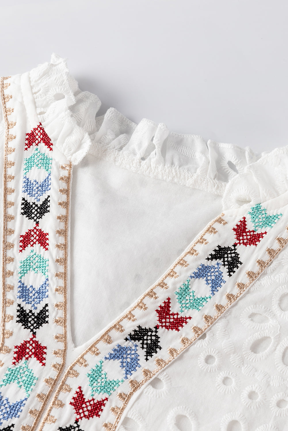 Chemisier Blanc Bohème – Col V, Motif Géométrique & Découpes