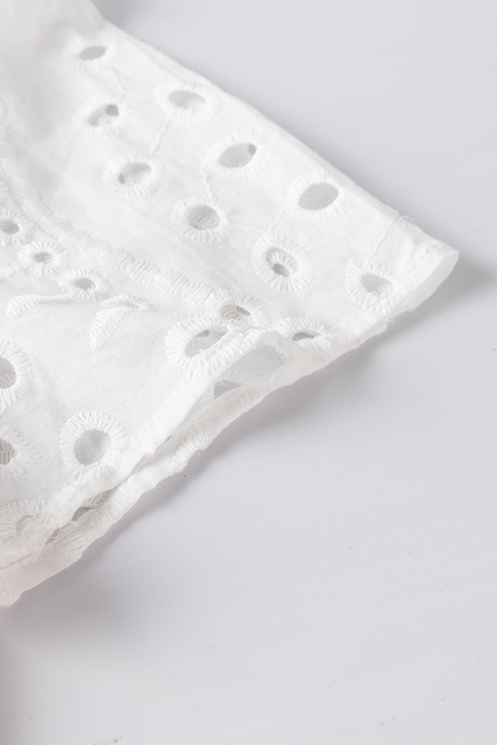 Chemisier Blanc Bohème – Col V, Motif Géométrique & Découpes