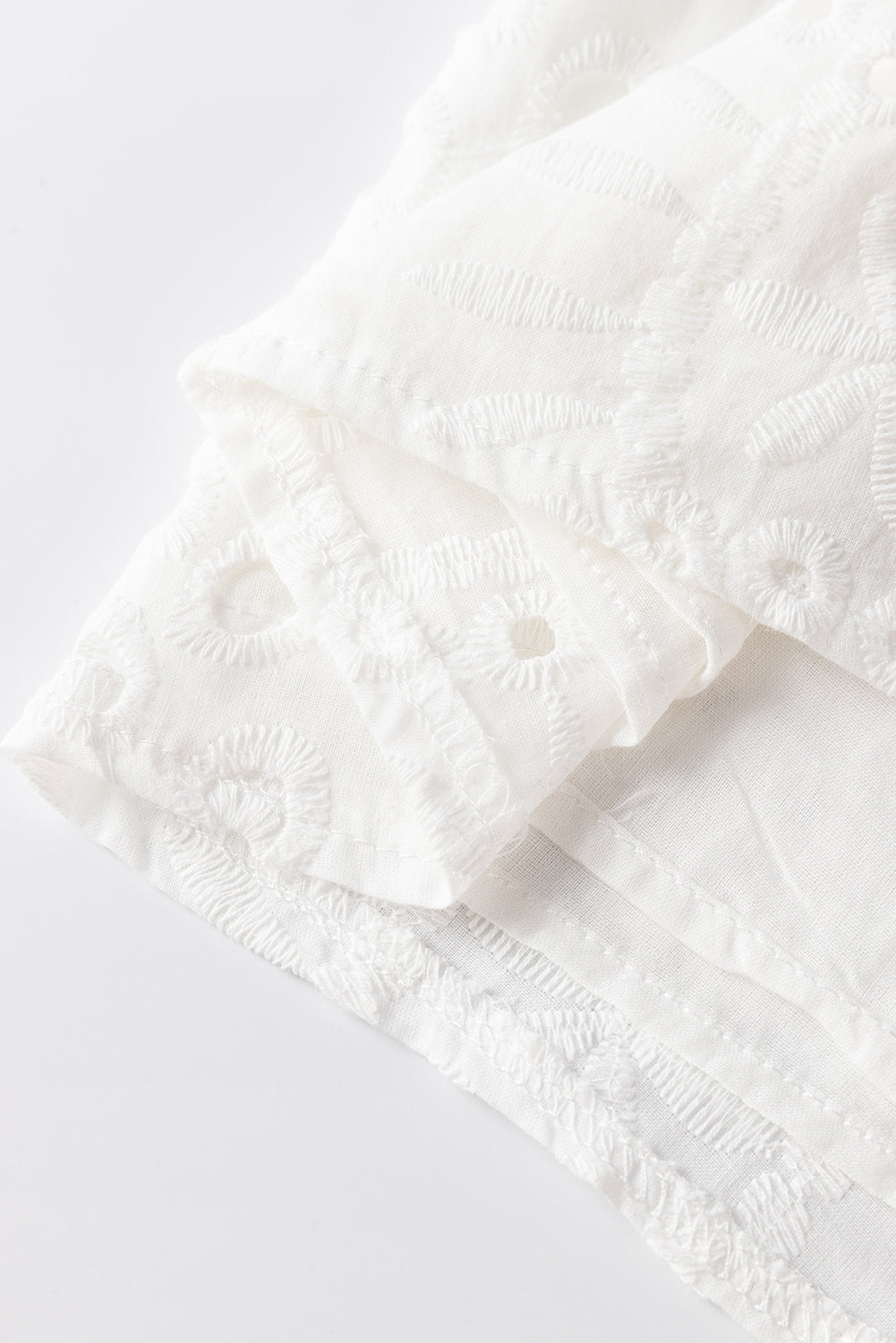 Chemisier Blanc Bohème – Col V, Motif Géométrique & Découpes