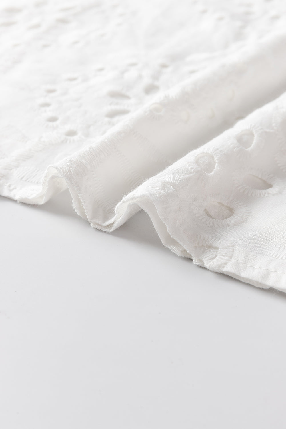 Chemisier Blanc Bohème – Col V, Motif Géométrique & Découpes