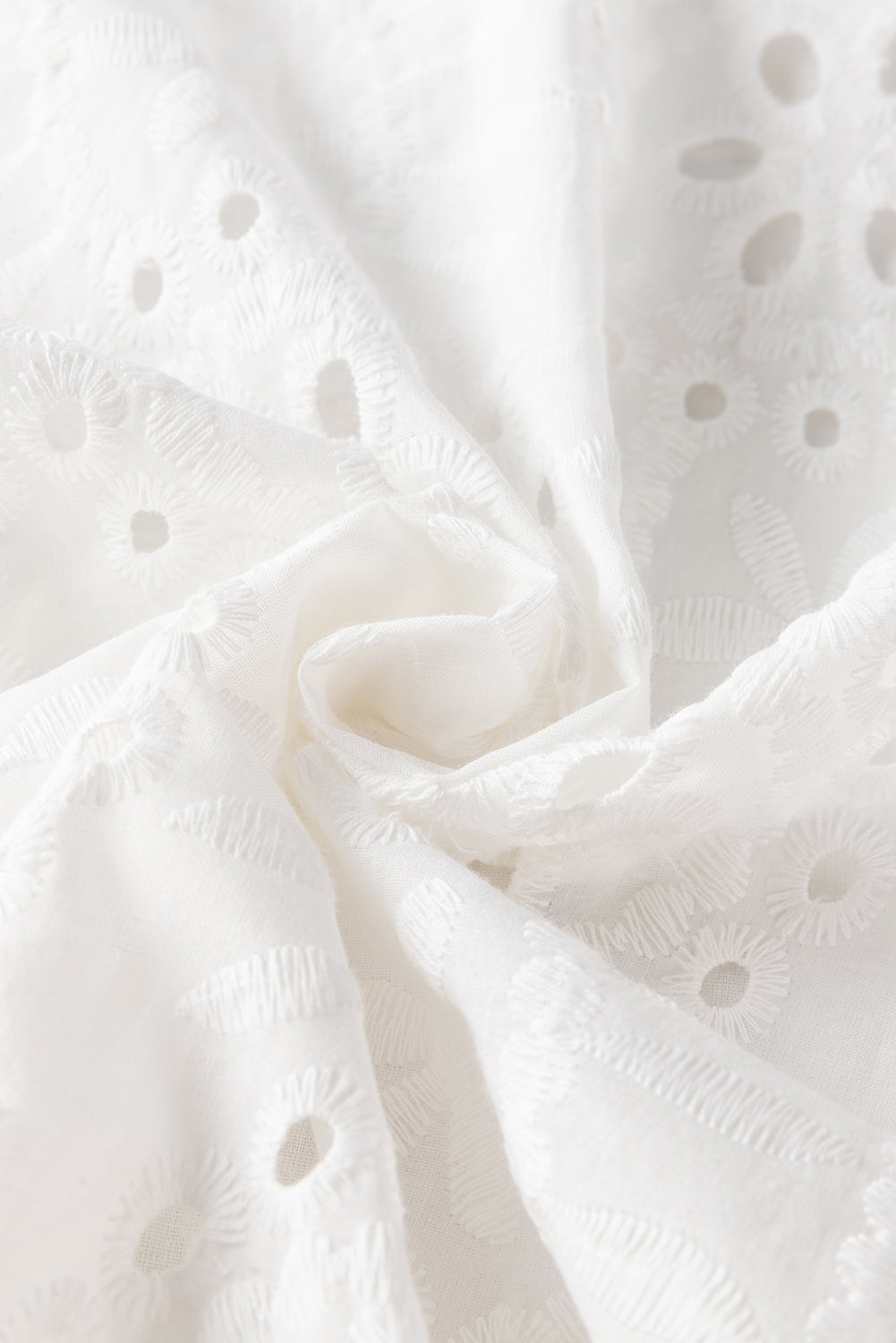 Chemisier Blanc Bohème – Col V, Motif Géométrique & Découpes