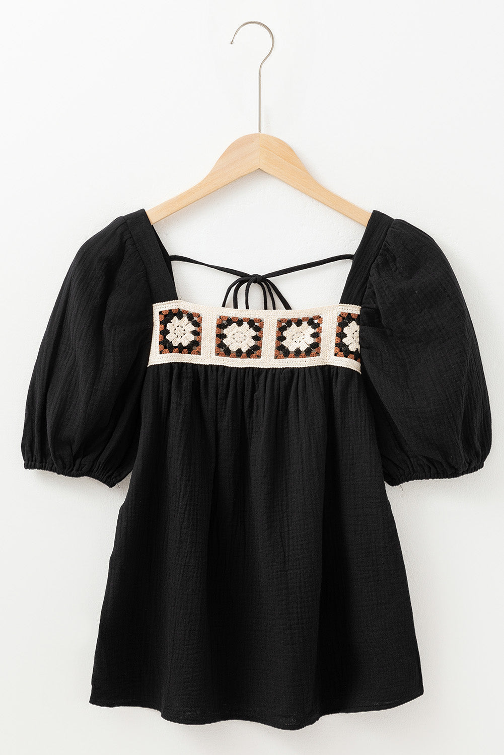 Chemisier noir froissé à col carré crochété — manches courtes à volants, détail crochet