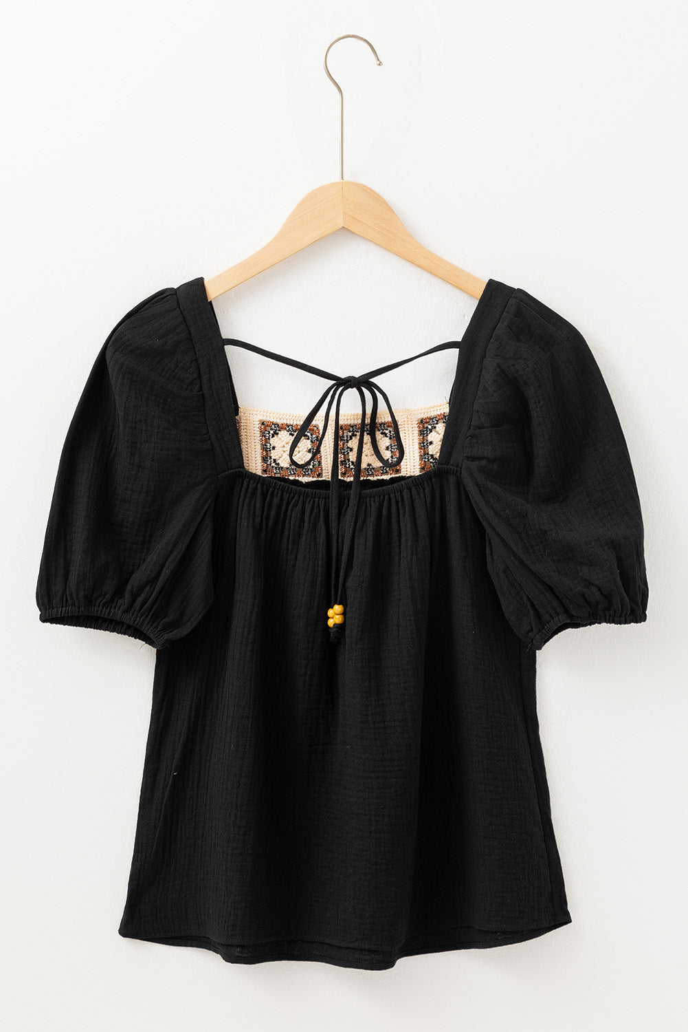 Chemisier noir froissé à col carré crochété — manches courtes à volants, détail crochet
