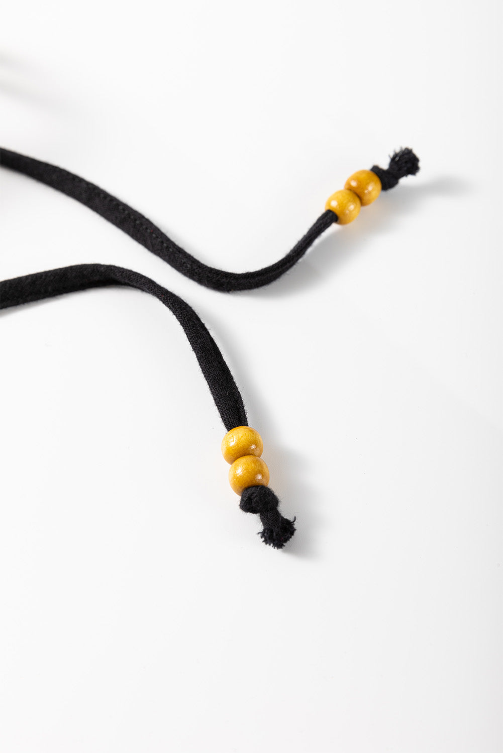 Chemisier noir froissé à col carré crochété — manches courtes à volants, détail crochet