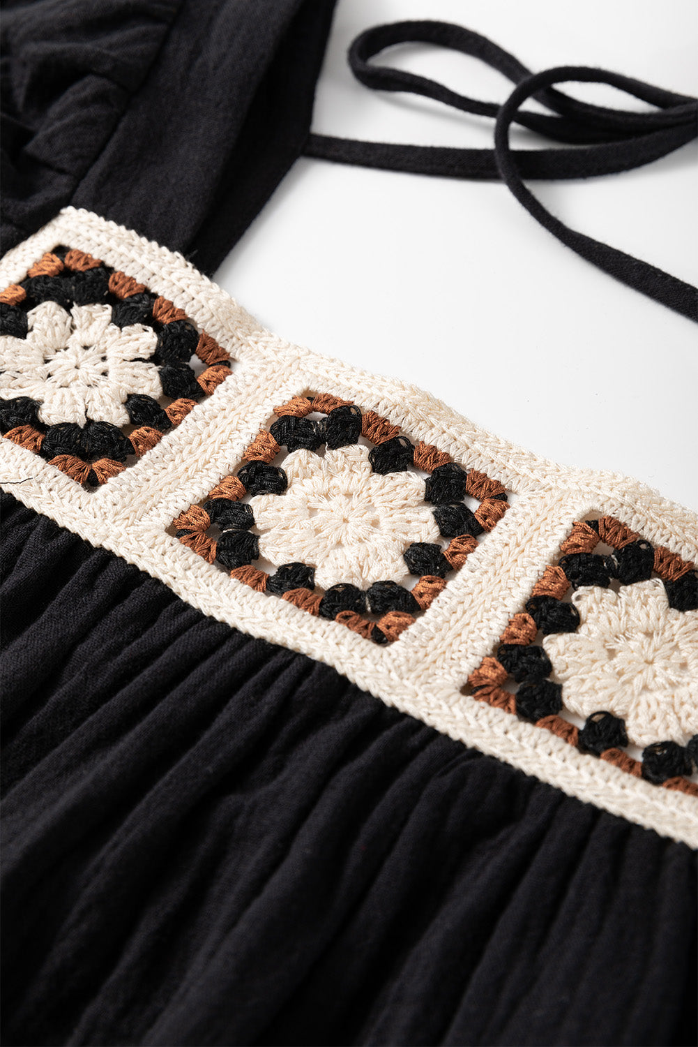 Chemisier noir froissé à col carré crochété — manches courtes à volants, détail crochet