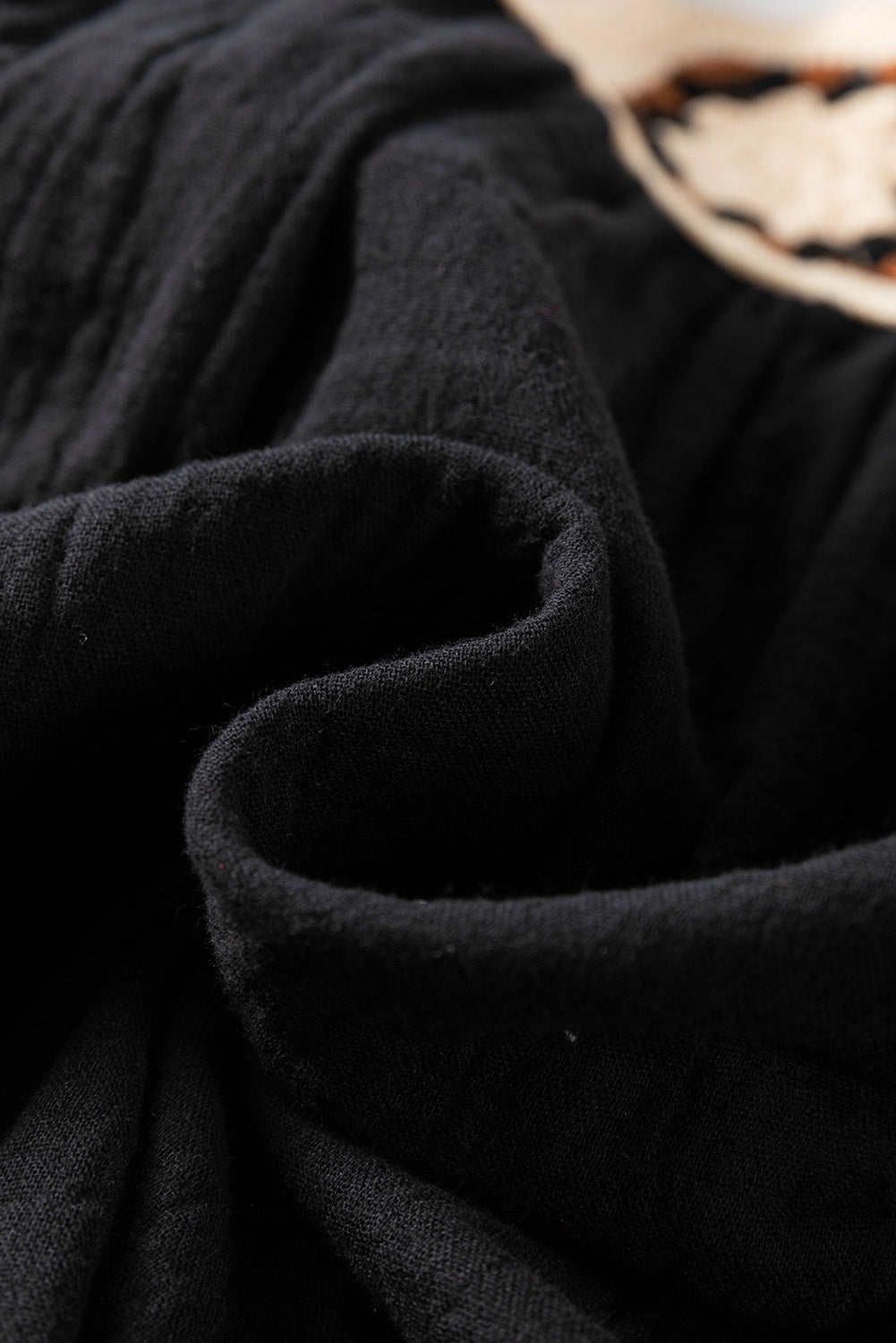 Chemisier noir froissé à col carré crochété — manches courtes à volants, détail crochet
