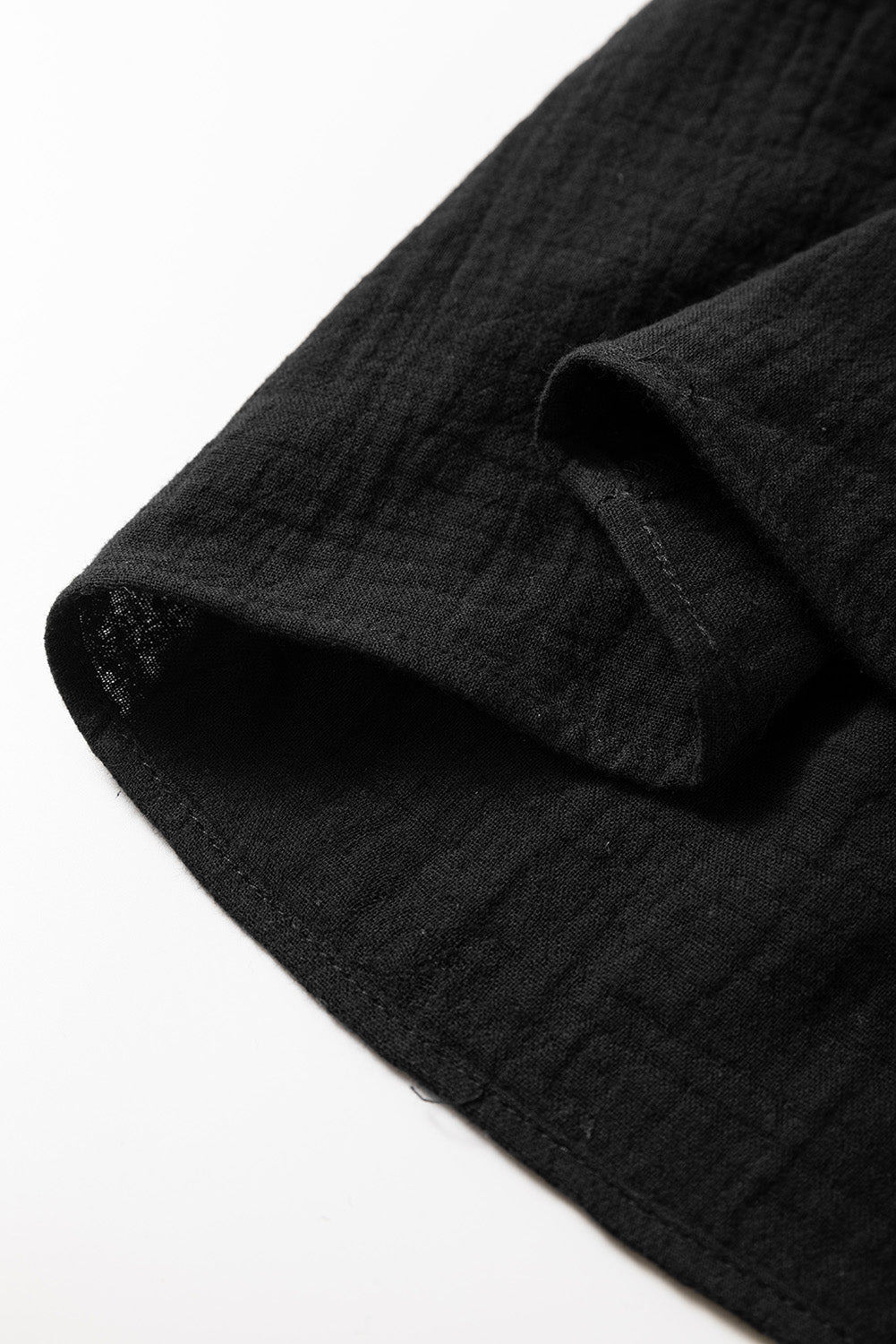 Chemisier noir froissé à col carré crochété — manches courtes à volants, détail crochet