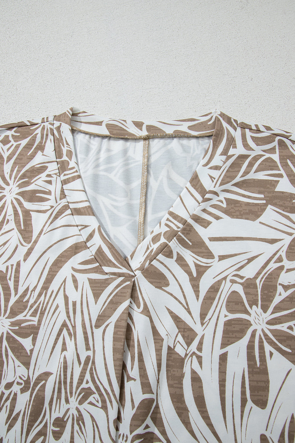 Blouse Florale Kaki – Col V, Manches Courtes, Coupe Ample