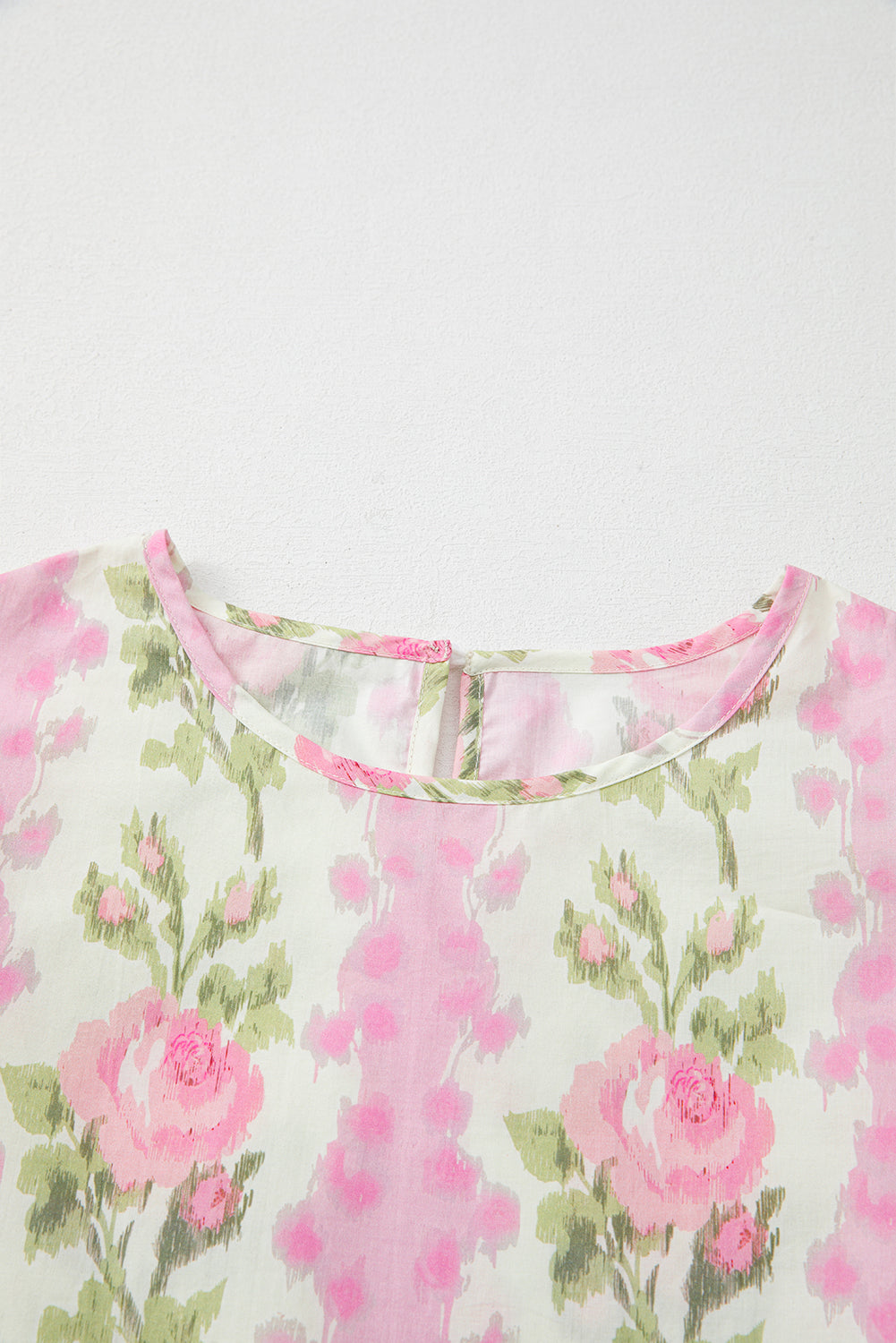 Haut Fleuri Rose – Manches Volantées & Légèreté Estivale