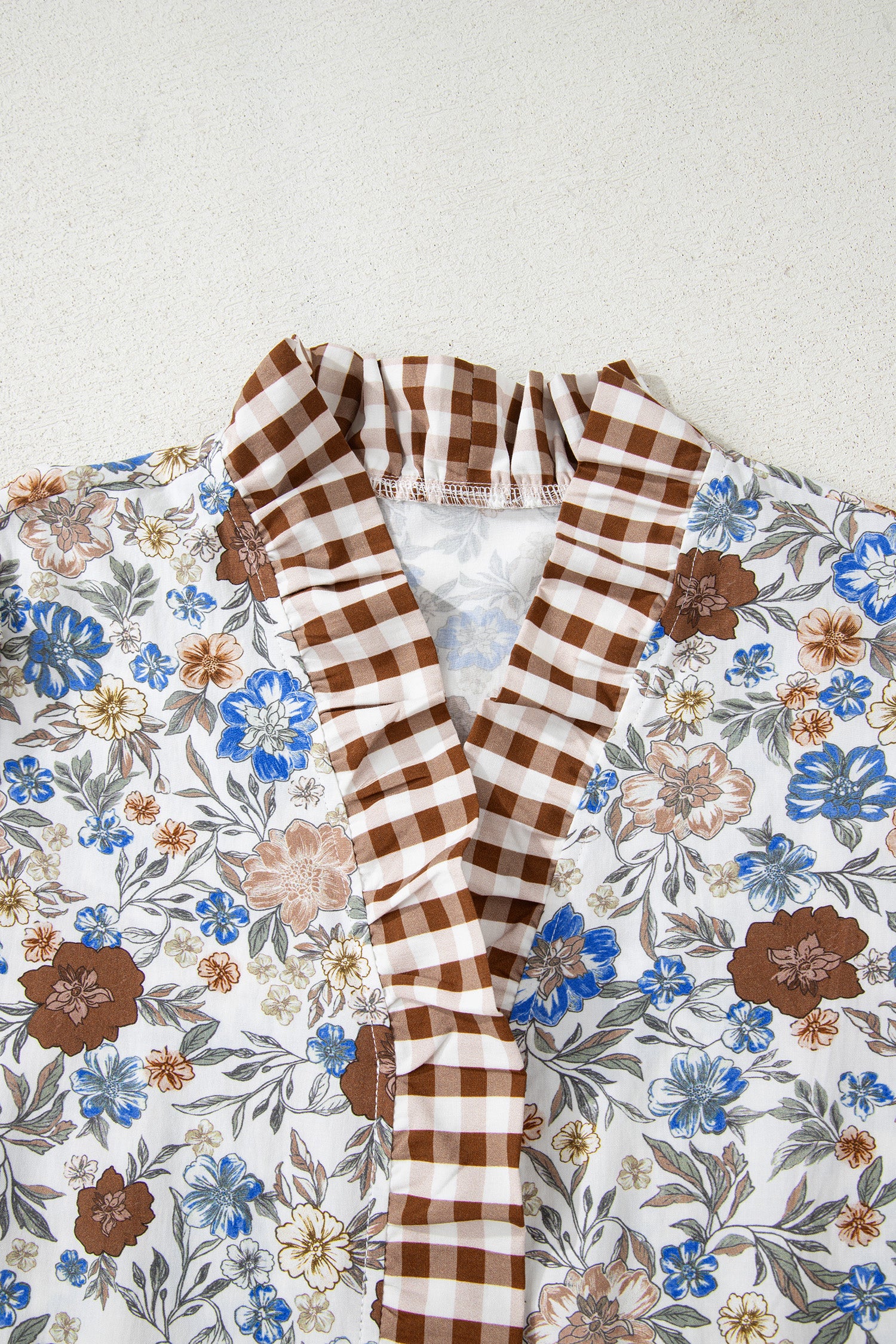 Blouse fleurie à manches longues col en V et bordure vichy — Brun