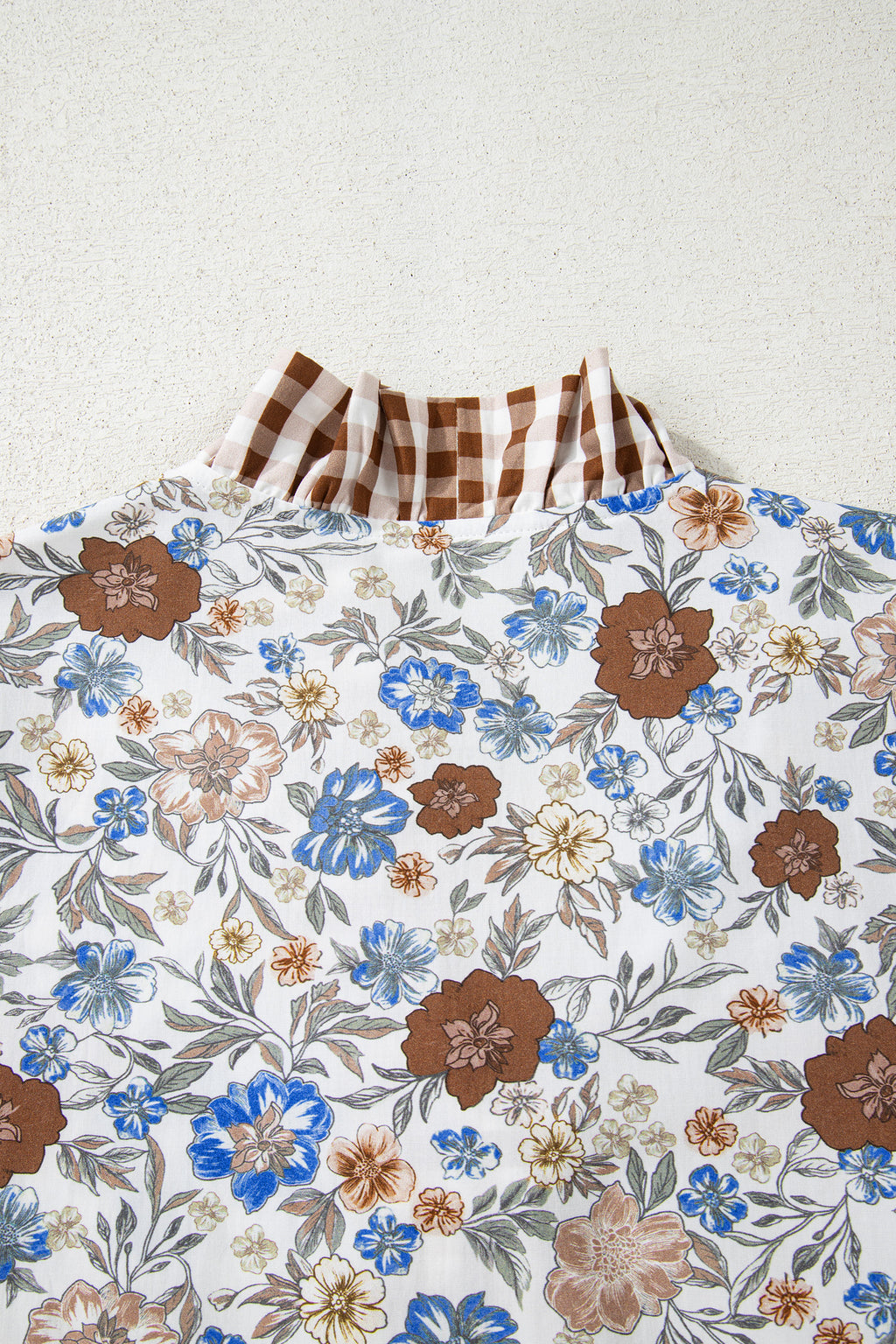Blouse fleurie à manches longues col en V et bordure vichy — Brun