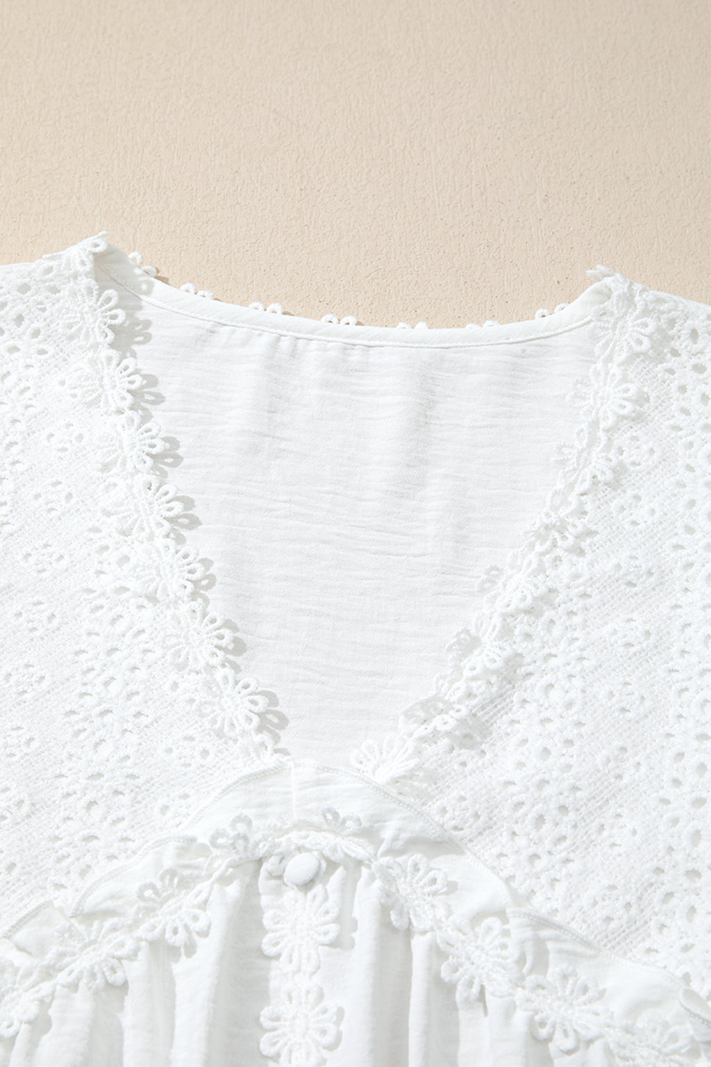 Chemisier blanc en dentelle guipure florale à manches longues bouffantes