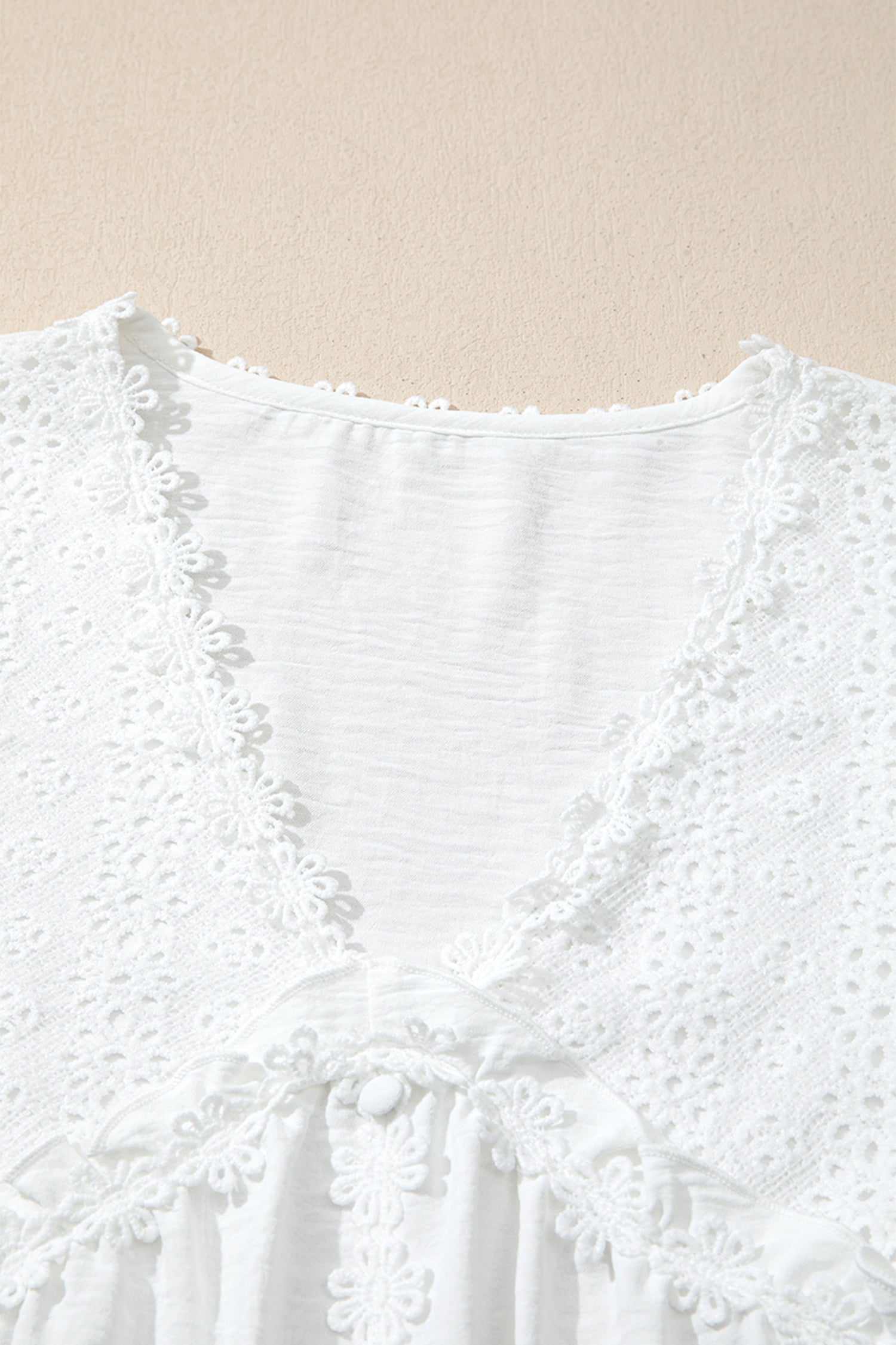 Chemisier blanc en dentelle guipure florale à manches longues bouffantes
