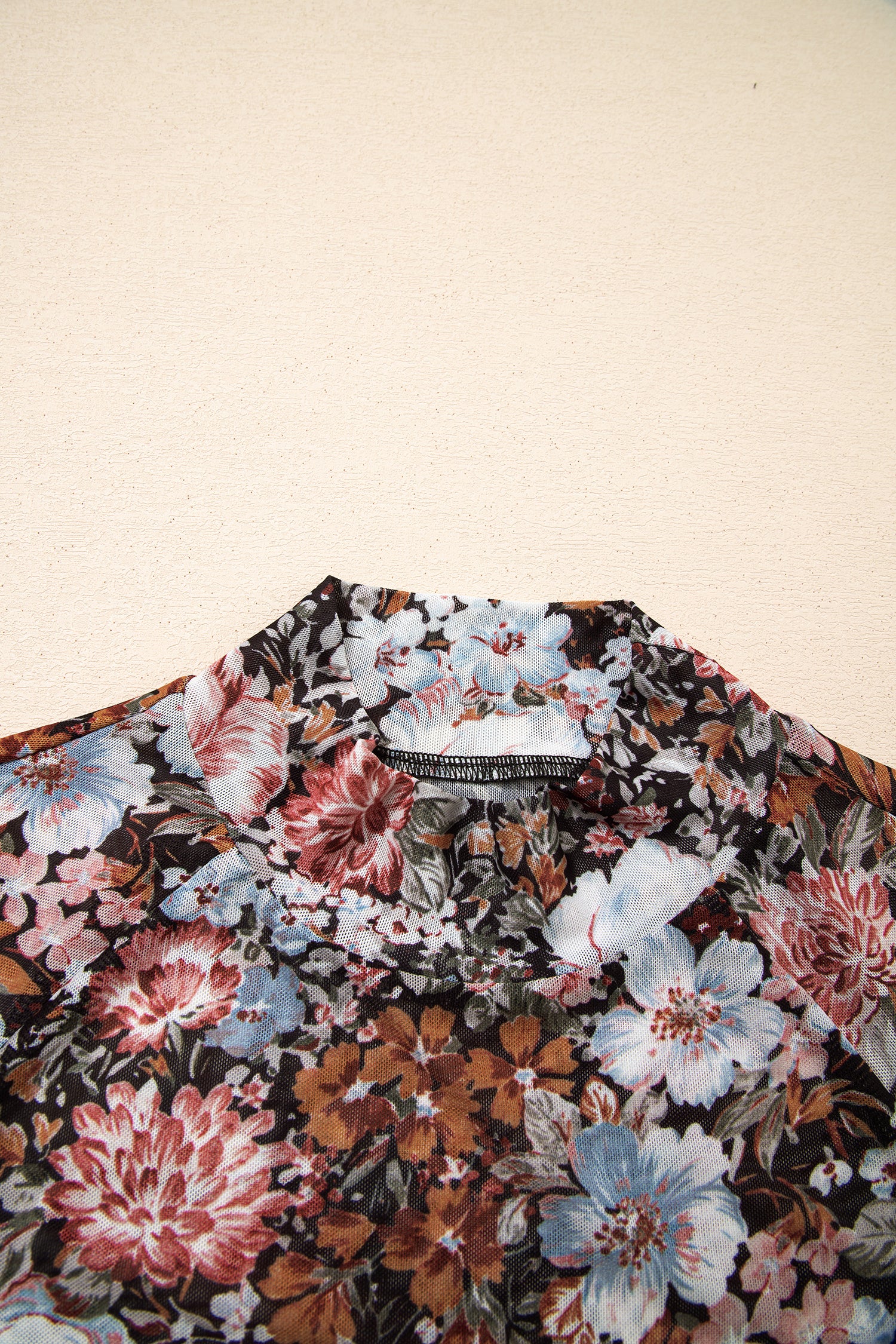 Top en Maille Florale Marron – Col Montant, Manches Courtes, Coupe Ajustée