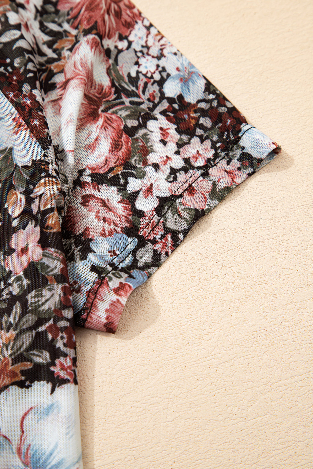 Top en Maille Florale Marron – Col Montant, Manches Courtes, Coupe Ajustée