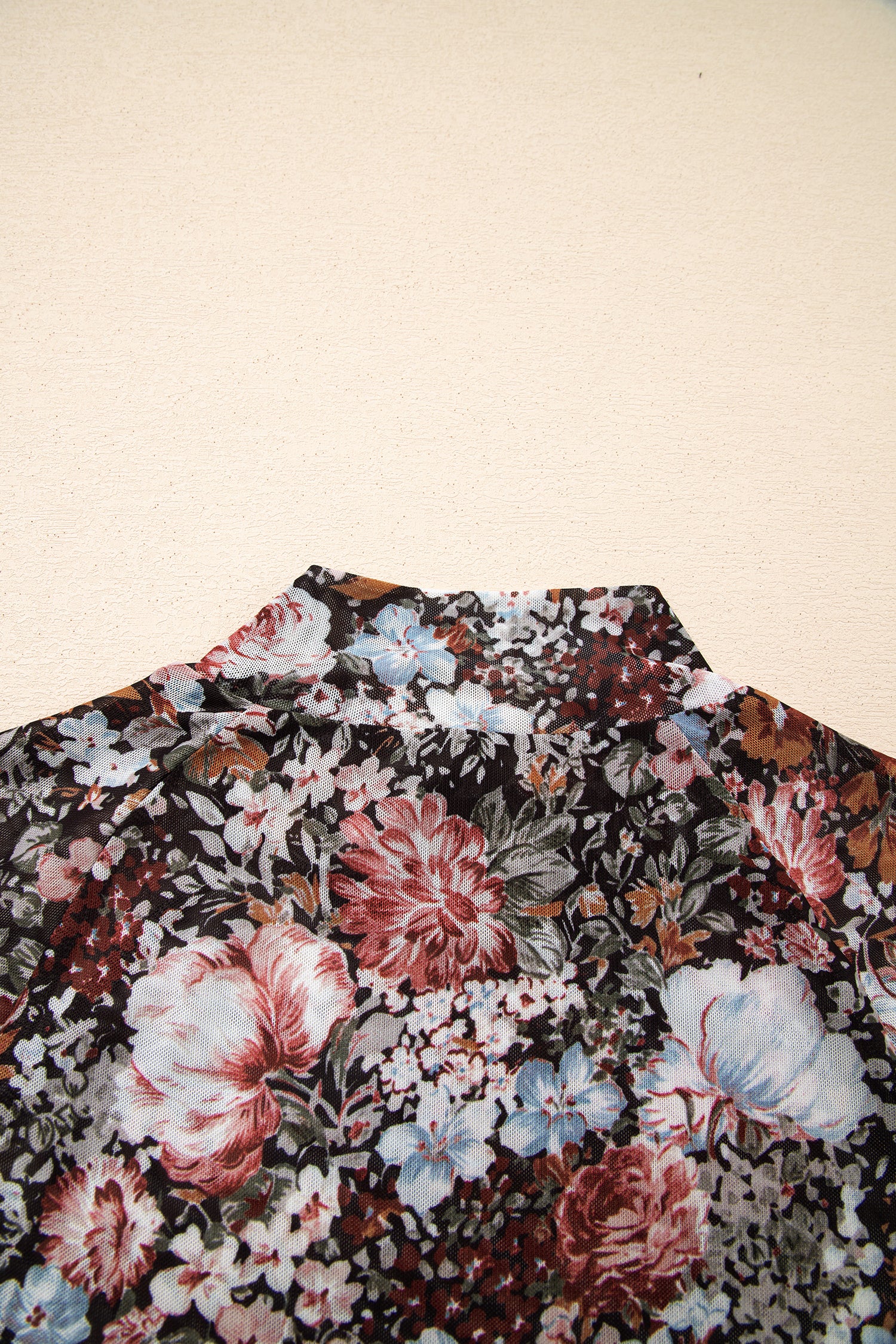 Top en Maille Florale Marron – Col Montant, Manches Courtes, Coupe Ajustée