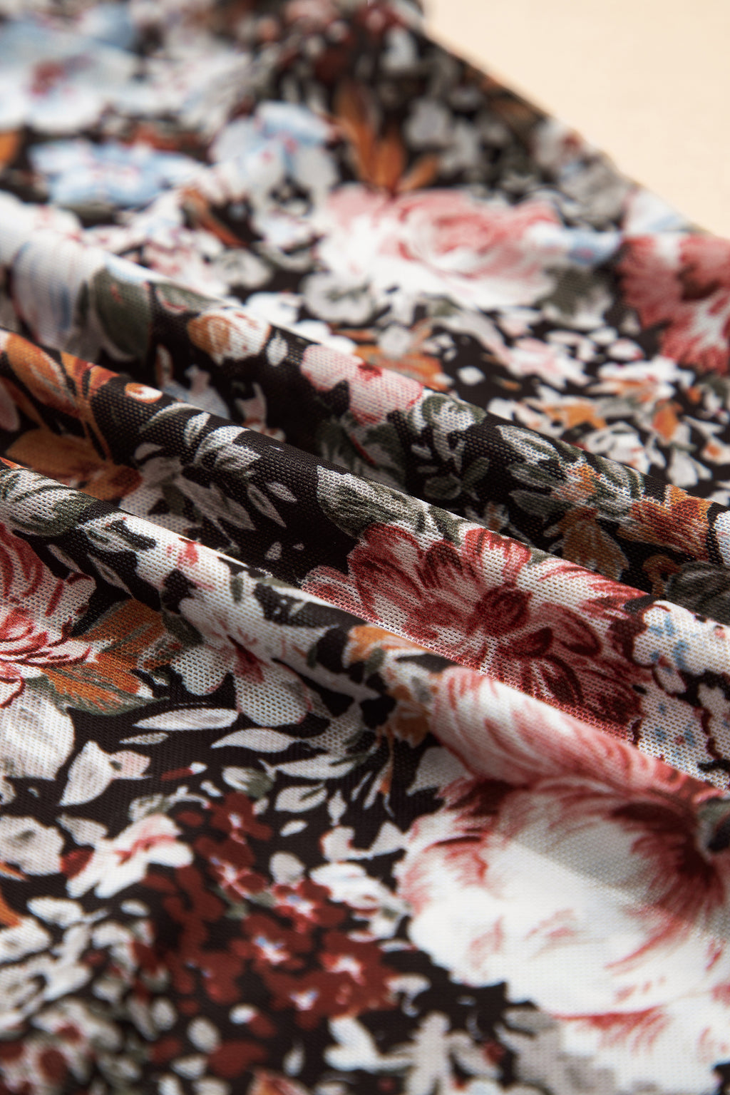 Top en Maille Florale Marron – Col Montant, Manches Courtes, Coupe Ajustée