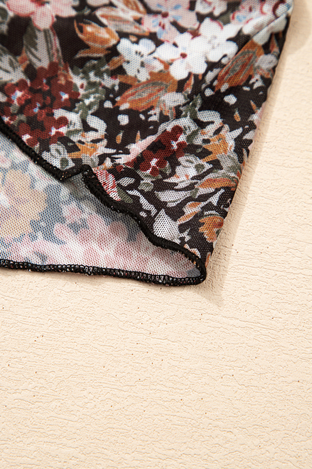 Top en Maille Florale Marron – Col Montant, Manches Courtes, Coupe Ajustée