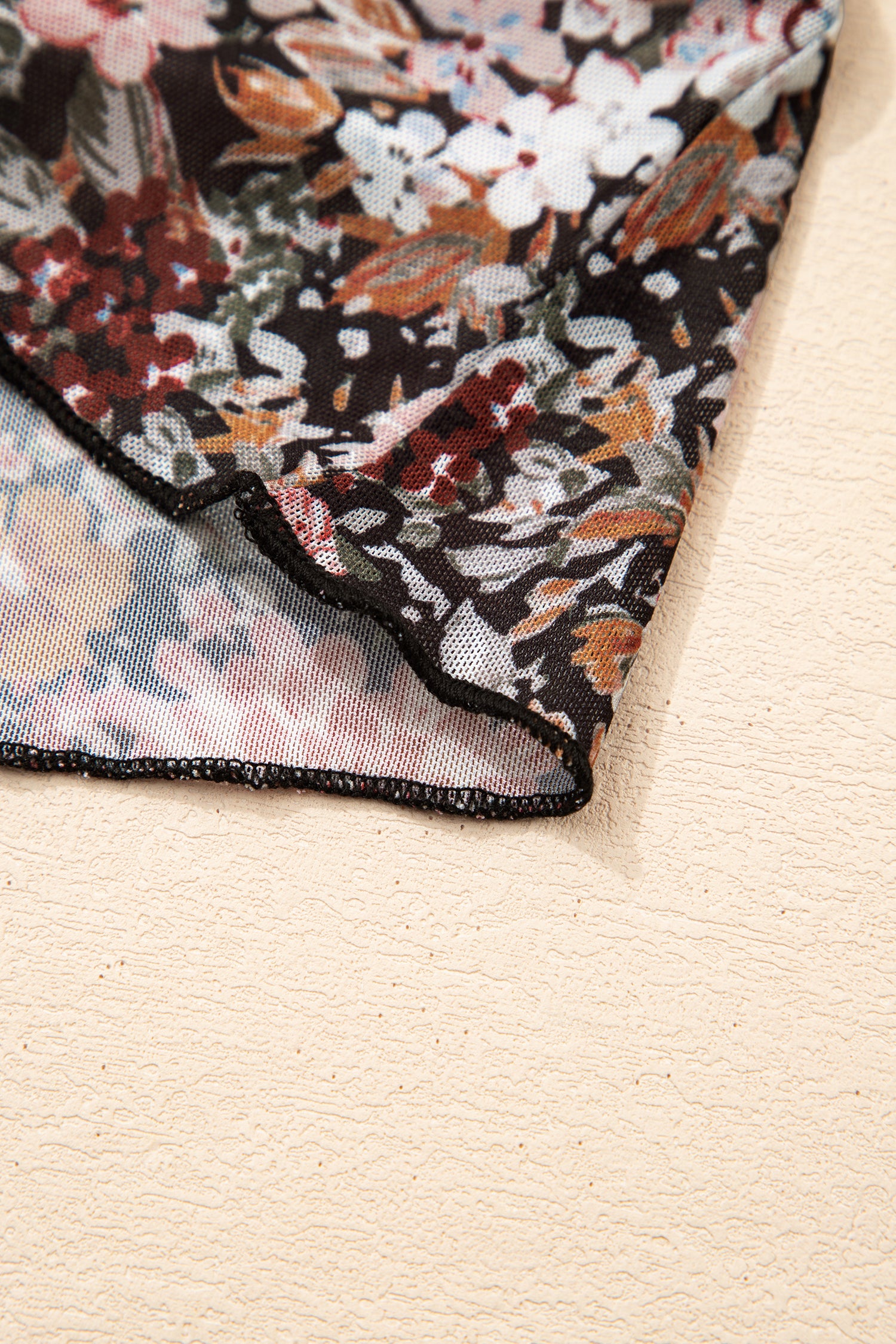Top en Maille Florale Marron – Col Montant, Manches Courtes, Coupe Ajustée