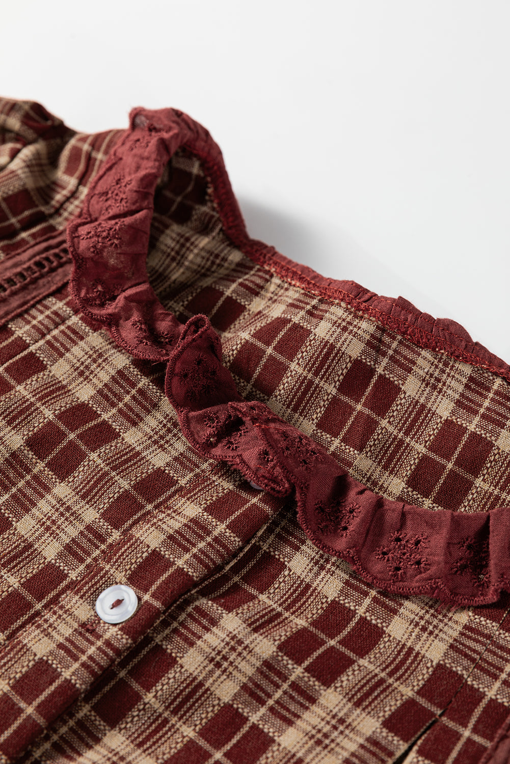 Chemise Boutonnée Carreaux Rouges — Ourlet en Dentelle et Manches Bouffantes
