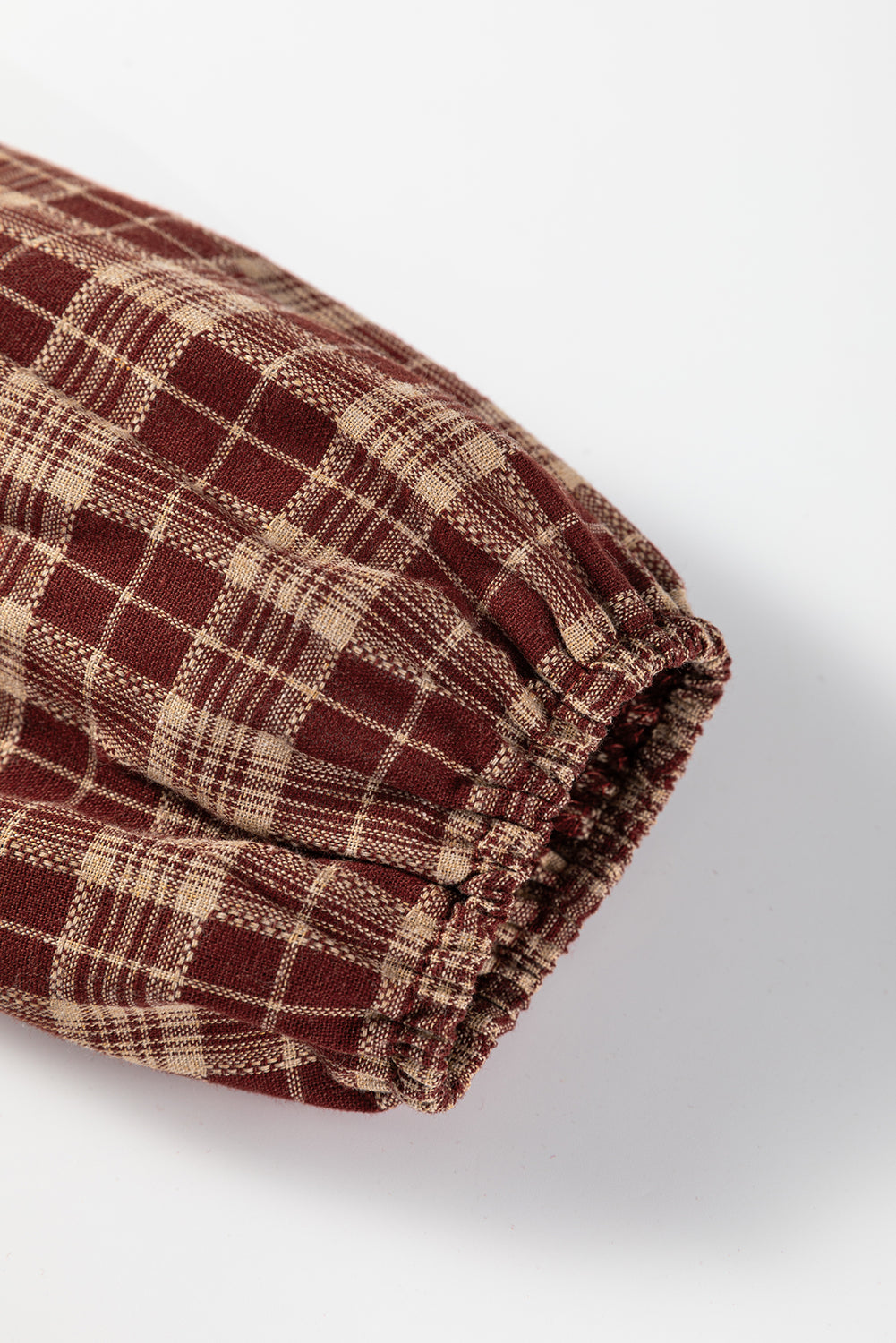 Chemise Boutonnée Carreaux Rouges — Ourlet en Dentelle et Manches Bouffantes