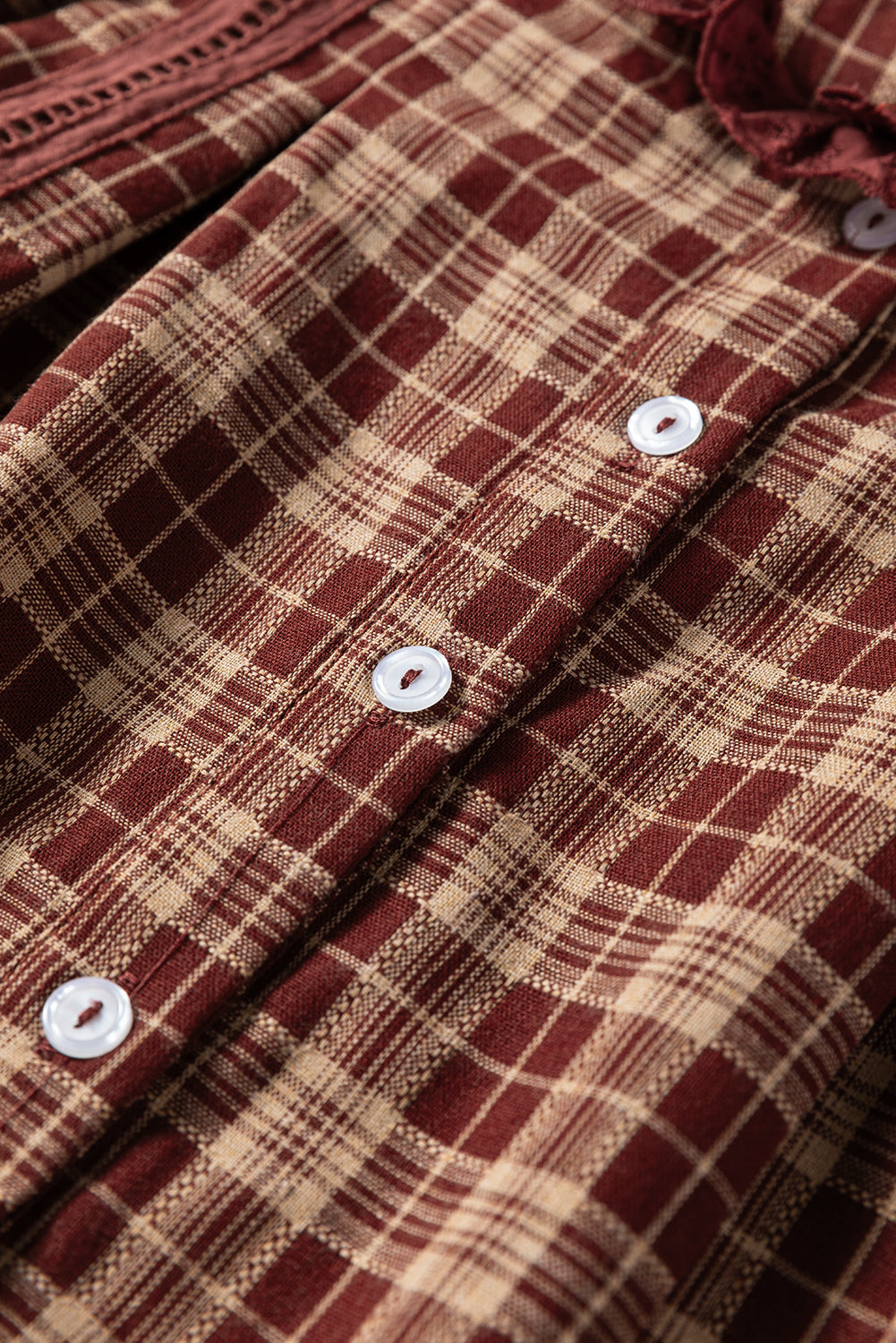 Chemise Boutonnée Carreaux Rouges — Ourlet en Dentelle et Manches Bouffantes
