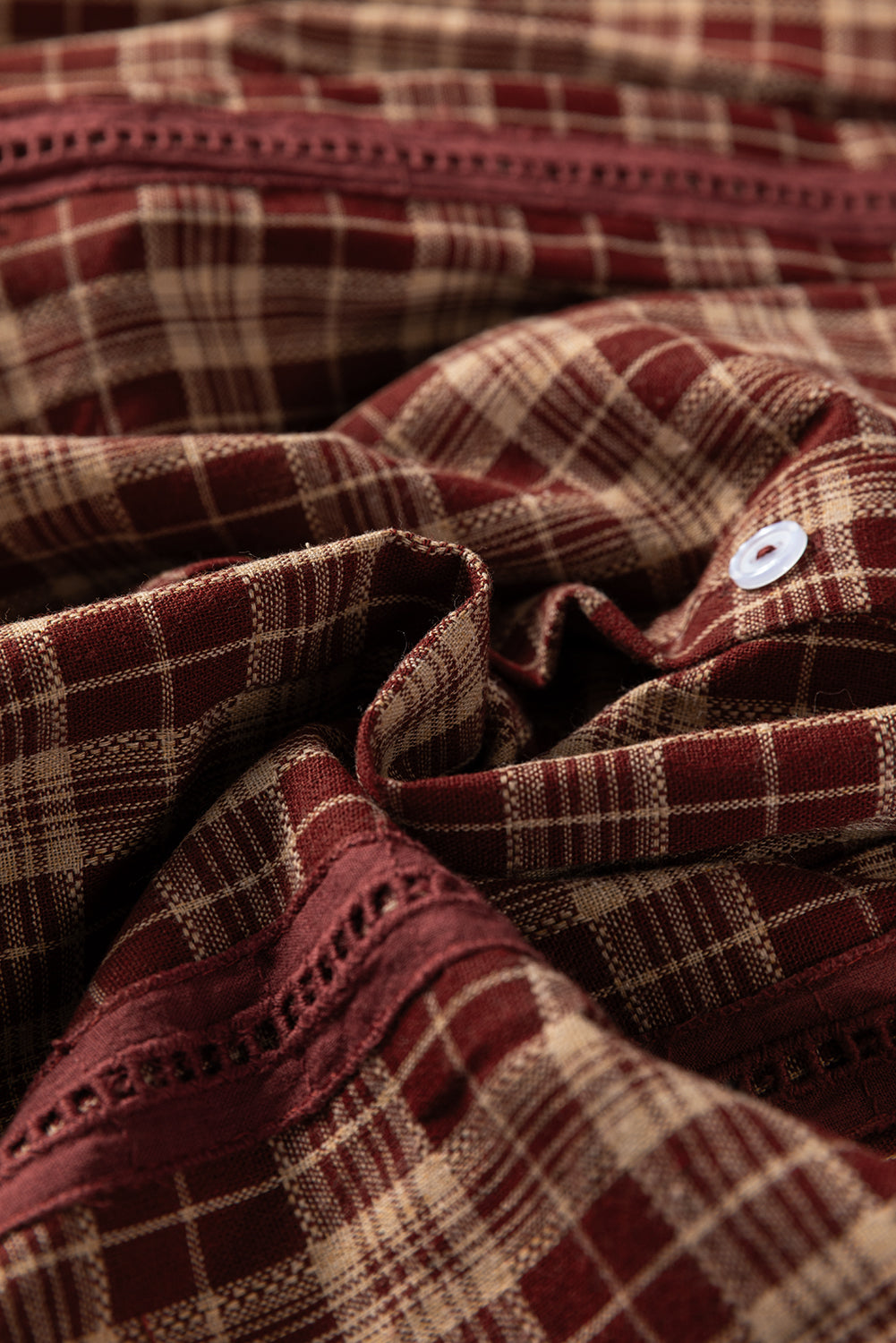 Chemise Boutonnée Carreaux Rouges — Ourlet en Dentelle et Manches Bouffantes