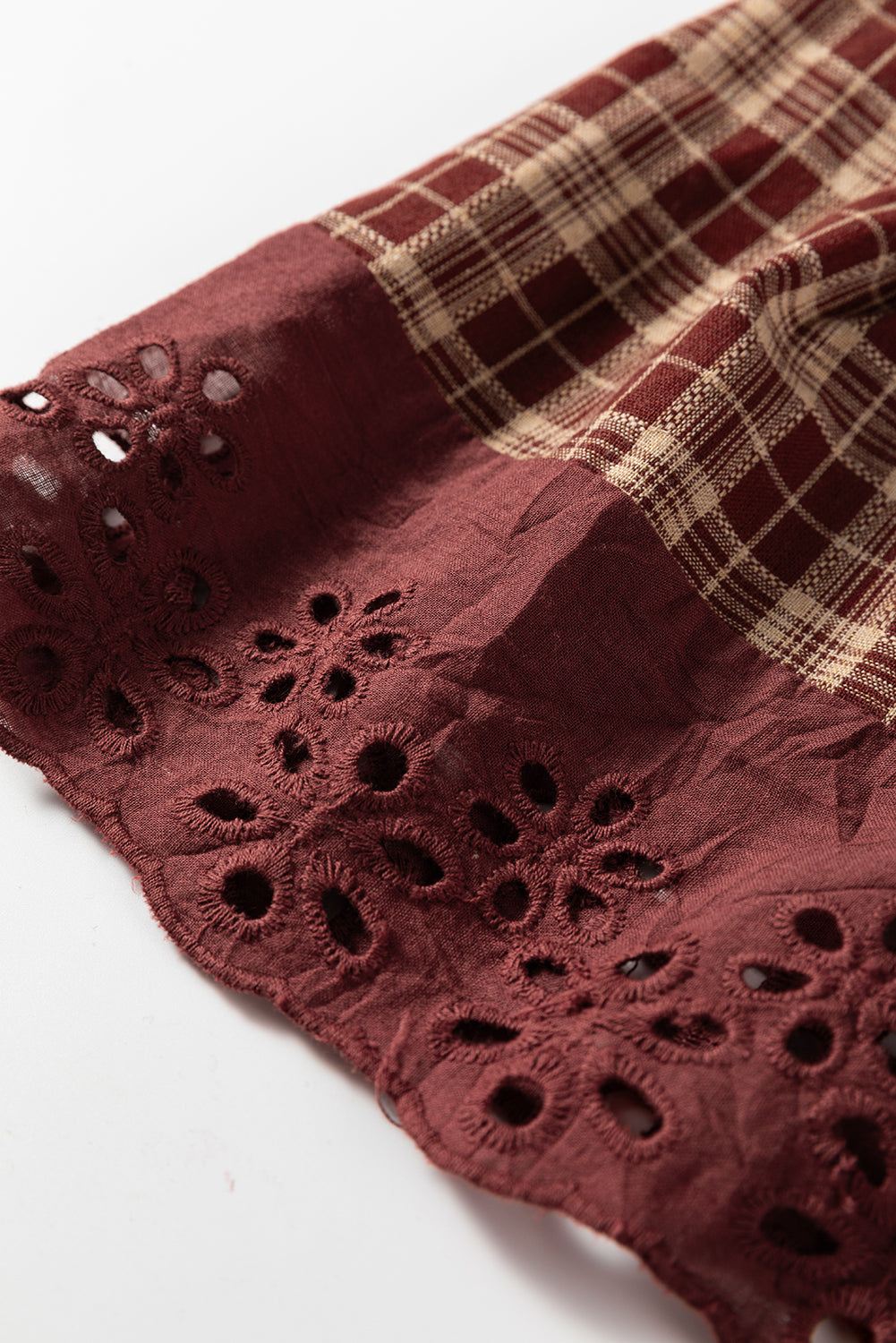 Chemise Boutonnée Carreaux Rouges — Ourlet en Dentelle et Manches Bouffantes