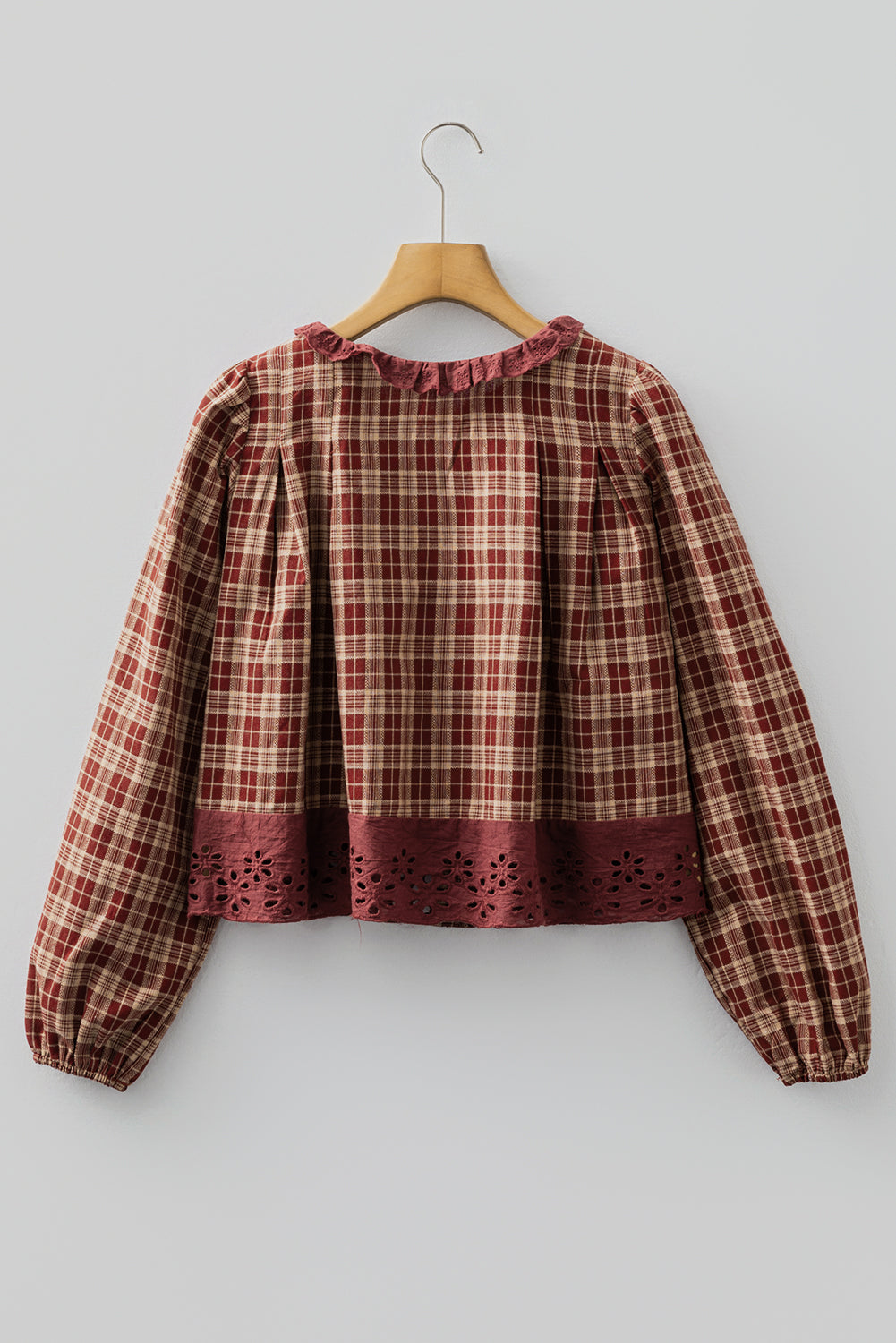 Chemise Boutonnée Carreaux Rouges — Ourlet en Dentelle et Manches Bouffantes