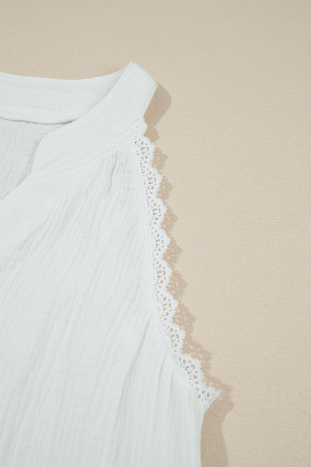 Top Blanc Sans Manches – Col V & Bordure Dentelle Froissée